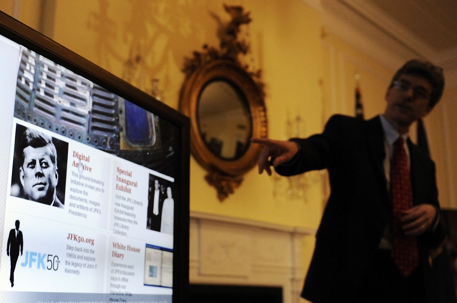 Tom Putnam, director de la Biblioteca y Museo Presidencial John F. Kennedy, muestra una página de la web que contendrá los documentos