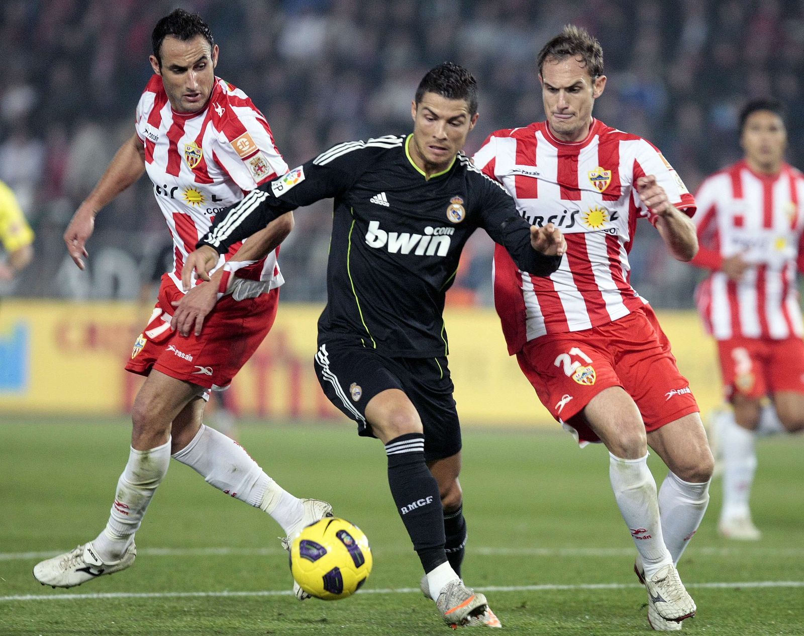 Ortiz y García luchan con Cristiano Ronaldo.