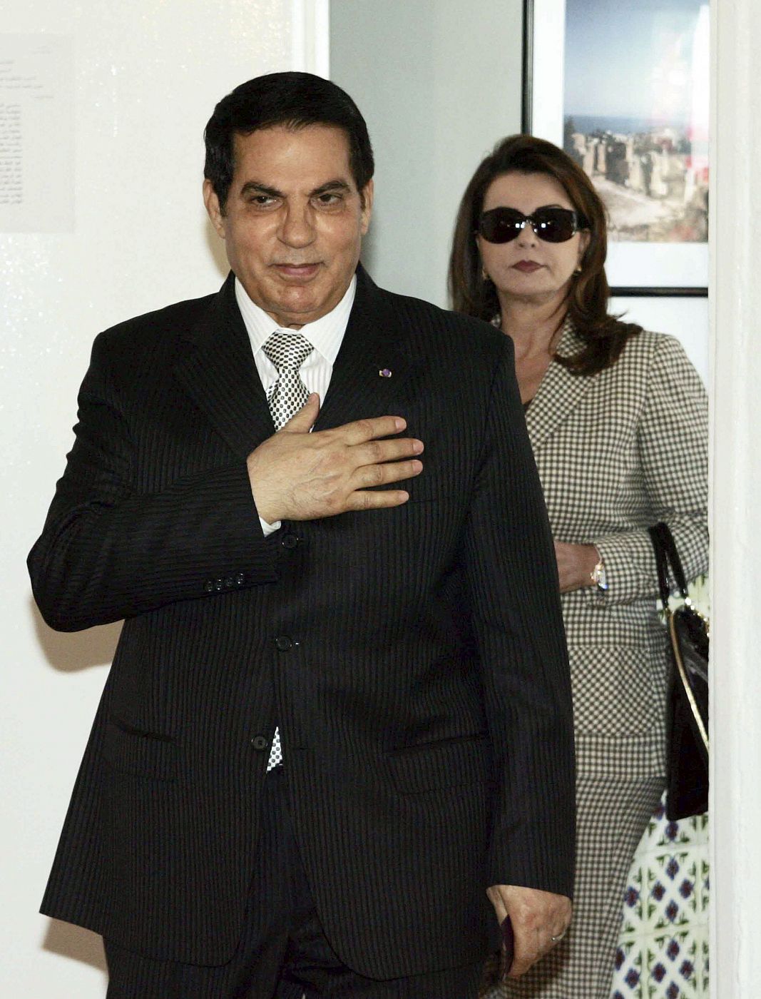 Fotografía de archivo del ex presidente de Túnez, Zine el Abodine Ben Alí (i), acompañado de su esposa