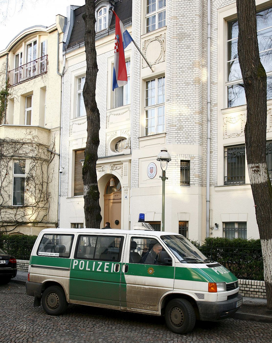 Un grupo de policías hacen guardia frente a la embajada de Croacia en Berlín, Alemania,