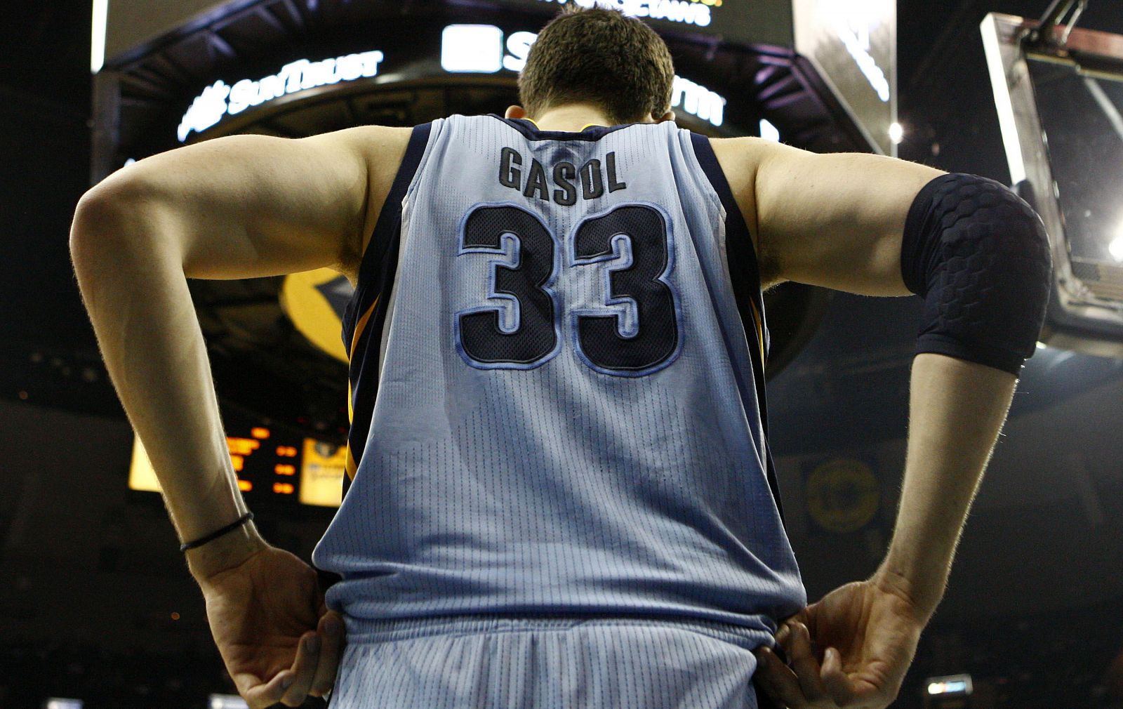 El jugador de Grizzlies Marc Gasol se prepara para poner el balón en juego ante los Bulls.