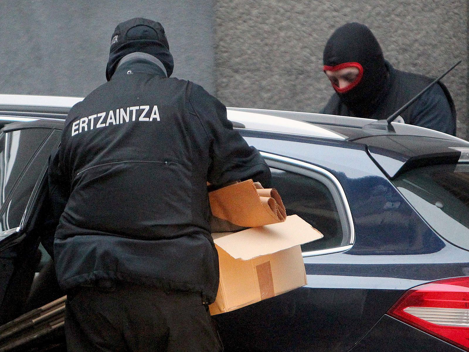 Agentes de la División Antiterrorista y de Información de la Ertzaintza registran en Guipúzcoa el domicilio de un detenido por violencia callejera.