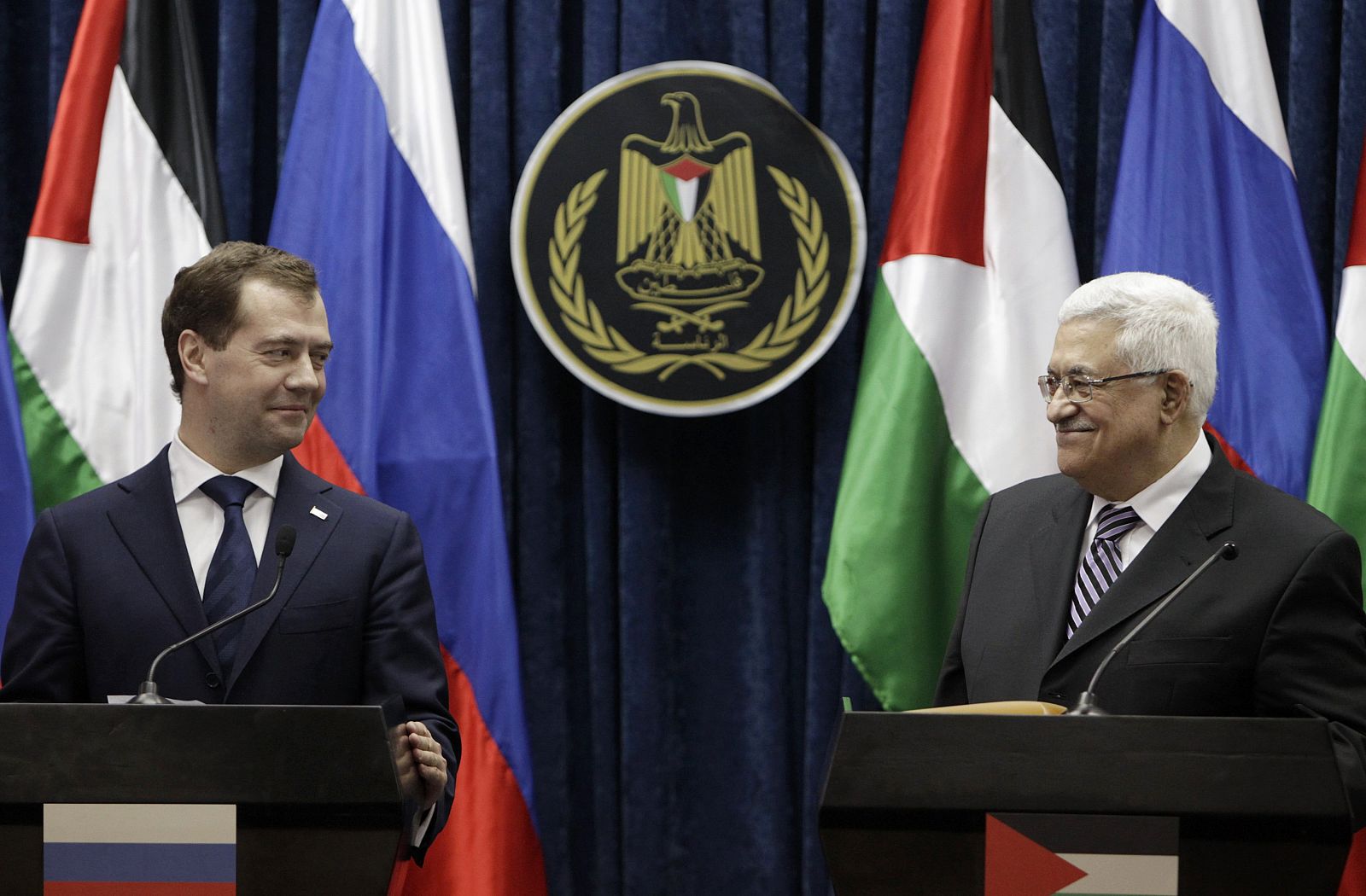El presidente de Rusia, Dimitry Medvedev y el presidente de Palestina, Mahmud Abás comparecen en Jericó.