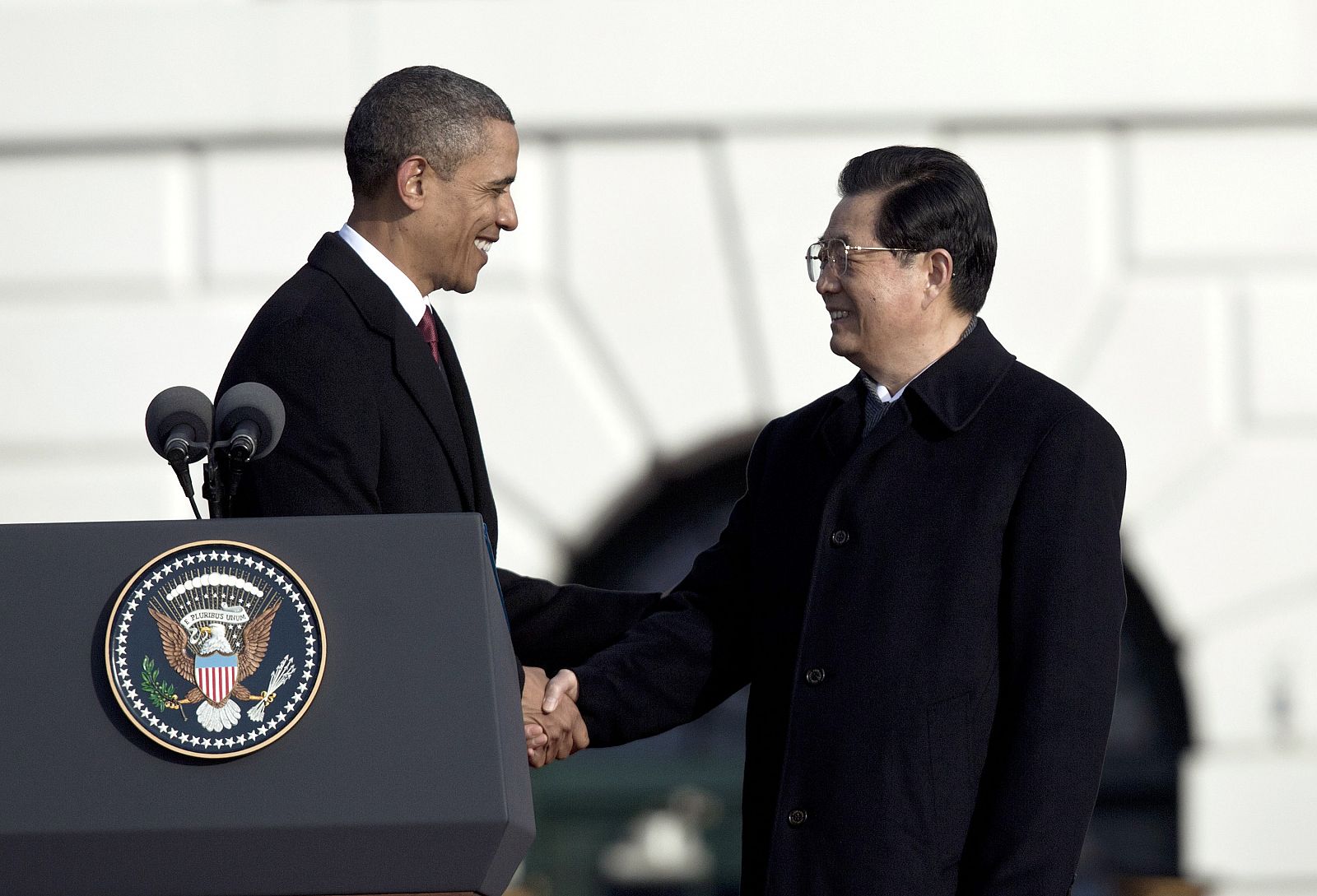 Obama saluda a Hu tras su discurso de bienvenida en la Casa Blanca.