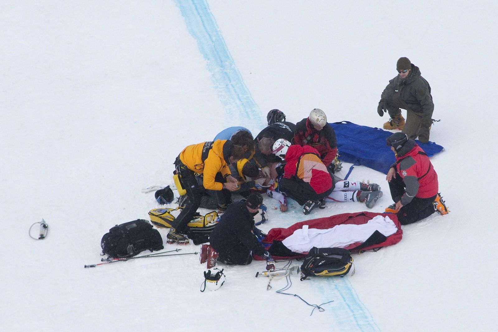 Un equipo de rescate prepara el traslado del esquiador austriaco Hans Grugger, tras sufrir un aparatoso accidente.