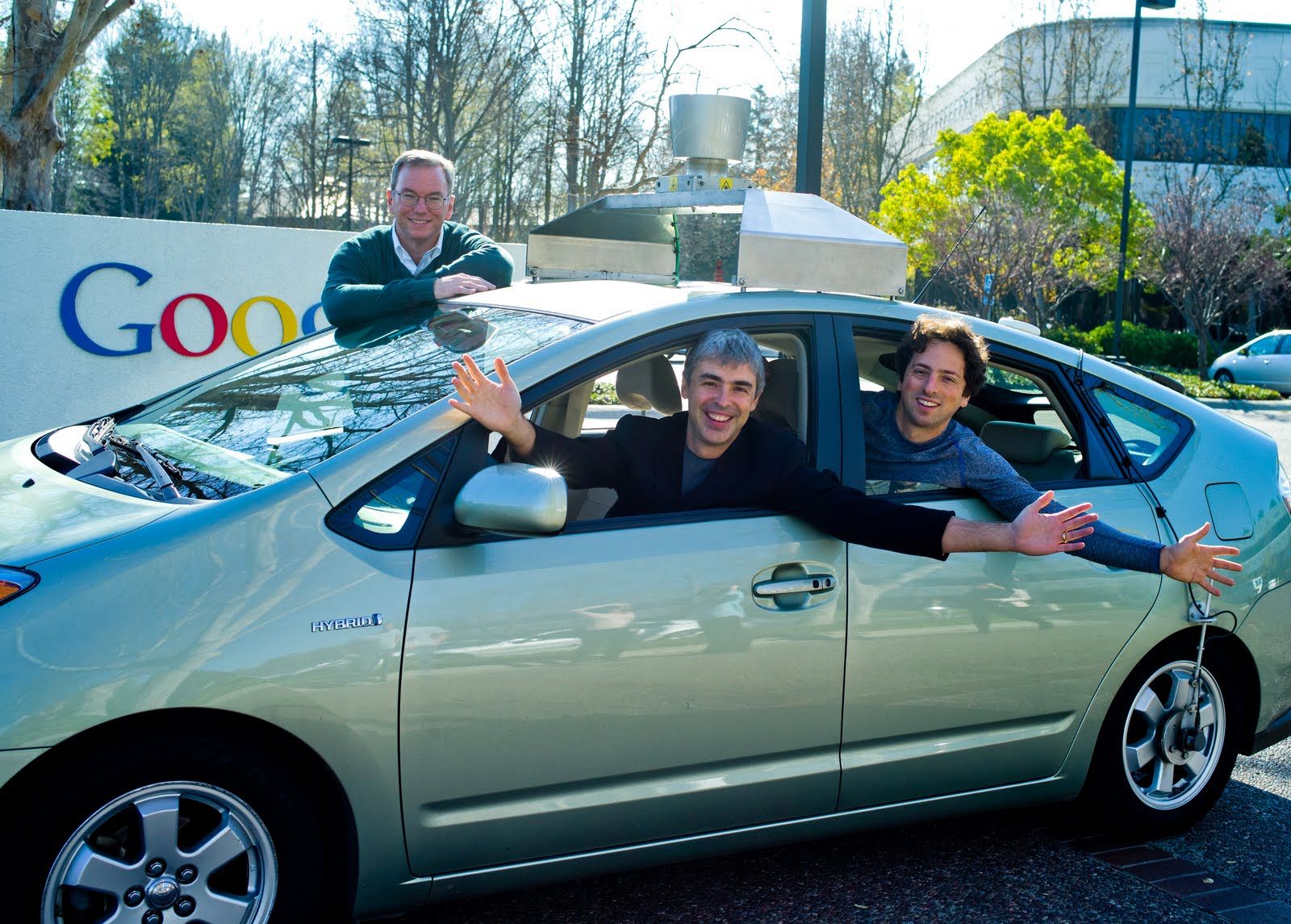 Larry Page, en el centro, con Eric Schmidt a la izquierda y Sergey Brin a la derecha, los tres fundadores de Google.