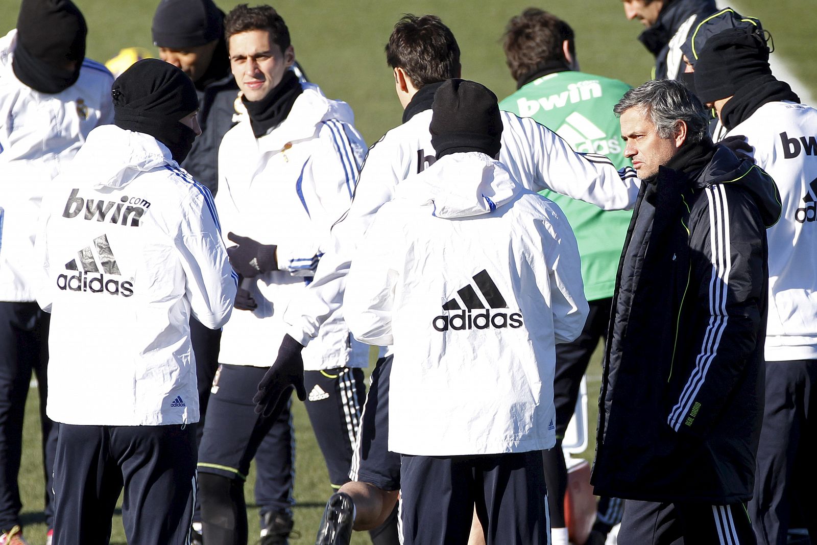 El técnico José Mourinho junto a sus jugadores en el último entrenamiento antes de enfrentarse al Mallorca en Liga.