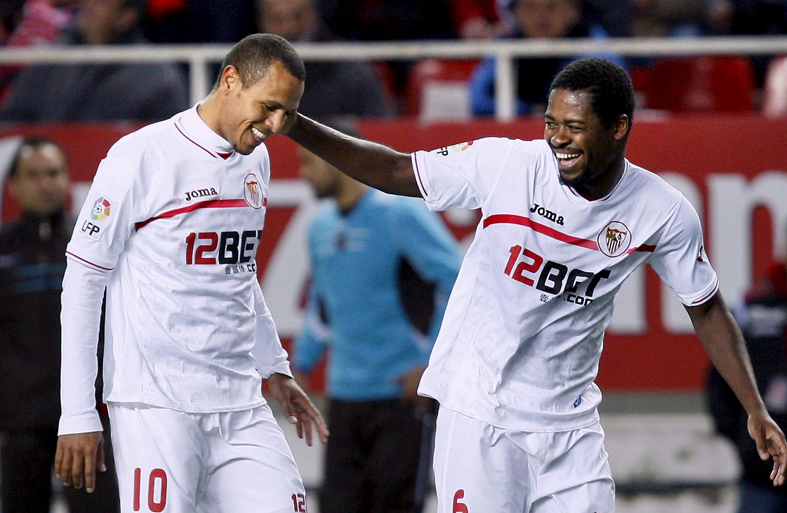 Luis Fabiano y Romaric celebran el tercer gol del equipo