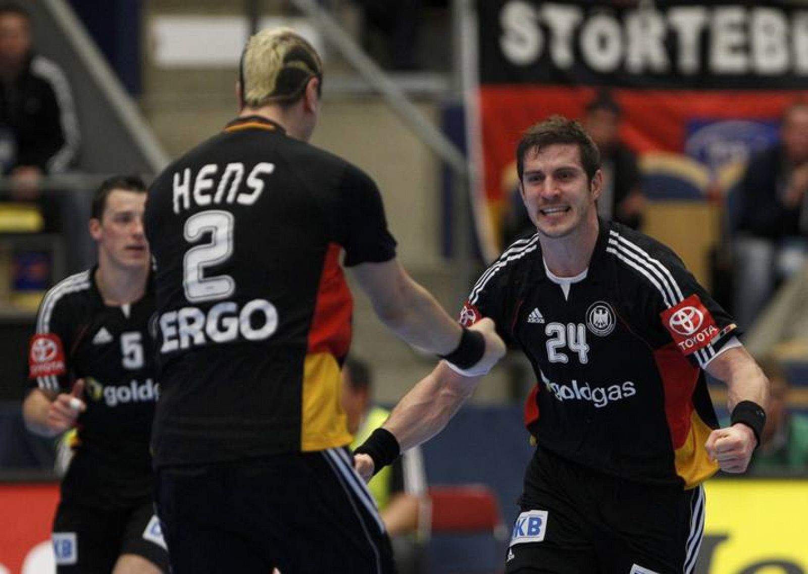 Los jugadores alemanes Haas y Hens celebran la victoria ante Islandia