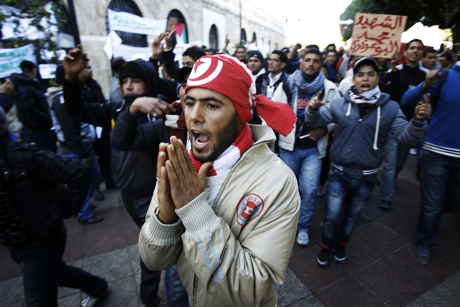 Manifestantes a las puertas de la oficina del primer ministro en Túnez