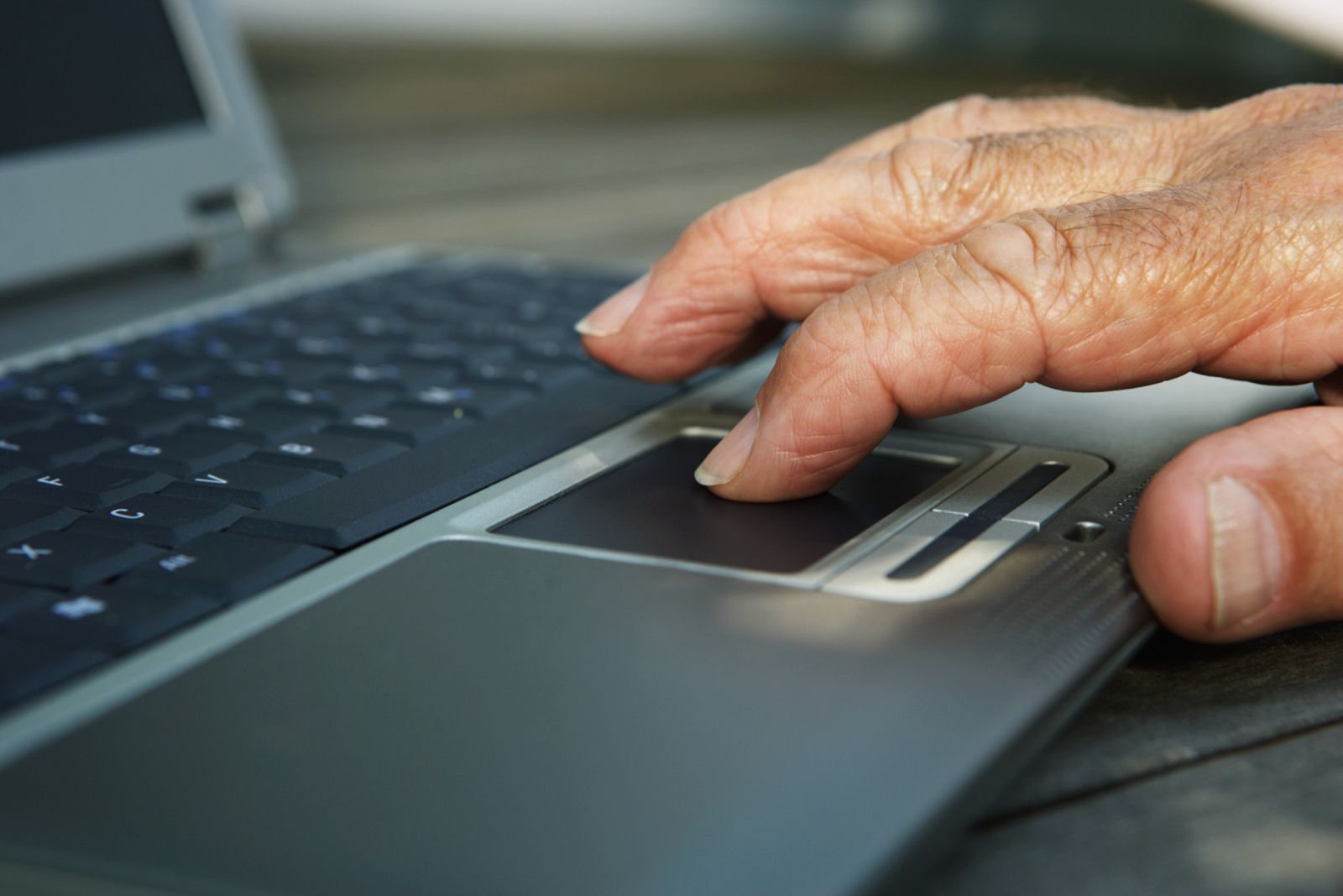 Los mayores están cada vez más 'enganchados' a Internet