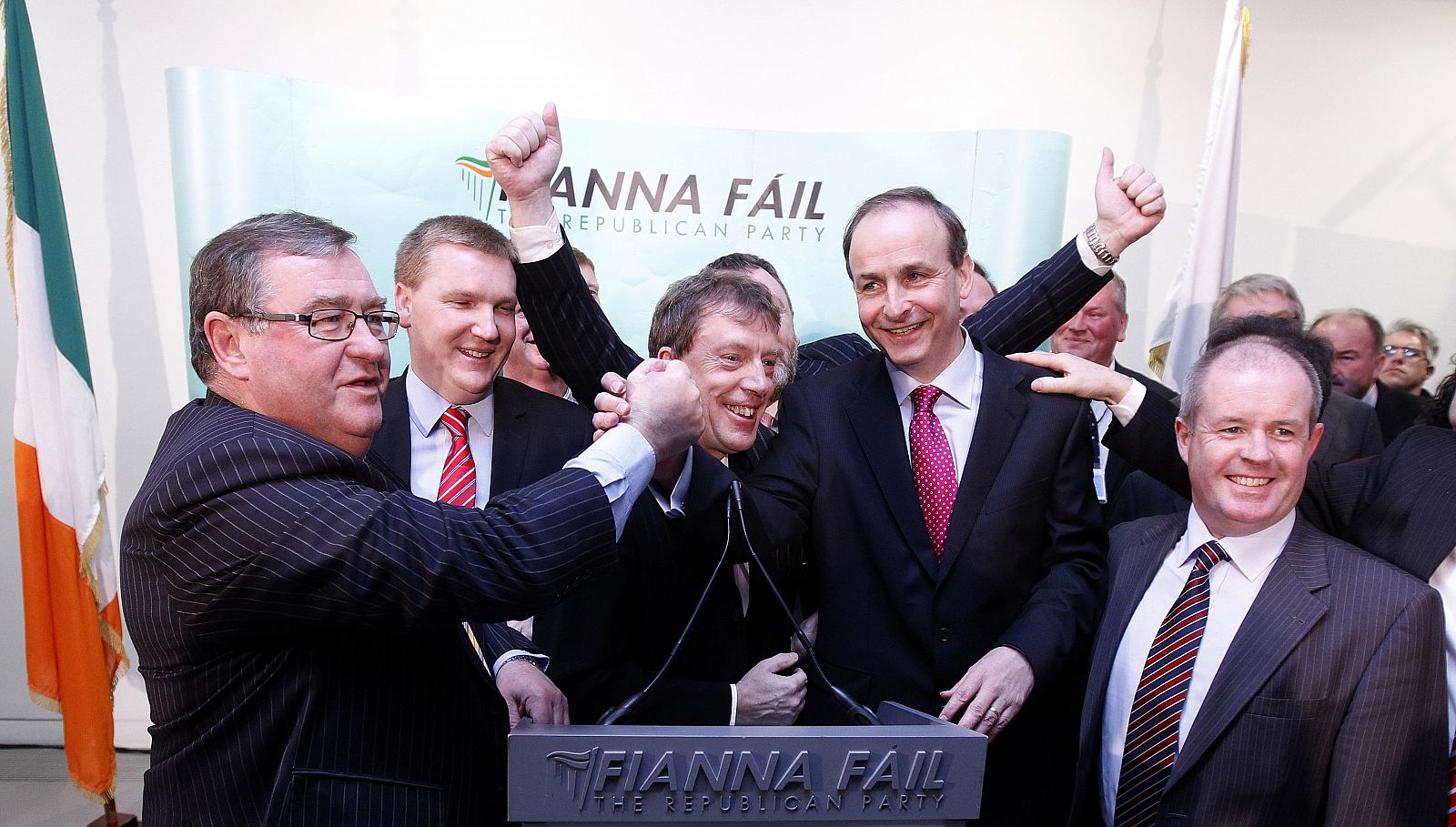 El exministro de Asuntos Exteriores, Micheal Martin, es felicitado por sus colegas de partido, tras ser elegido el nuevo líder del partido gobernante Fianna Fail.