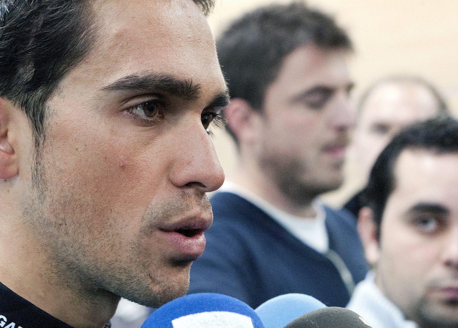 El ciclista Alberto Contador atiende a los periodistas.