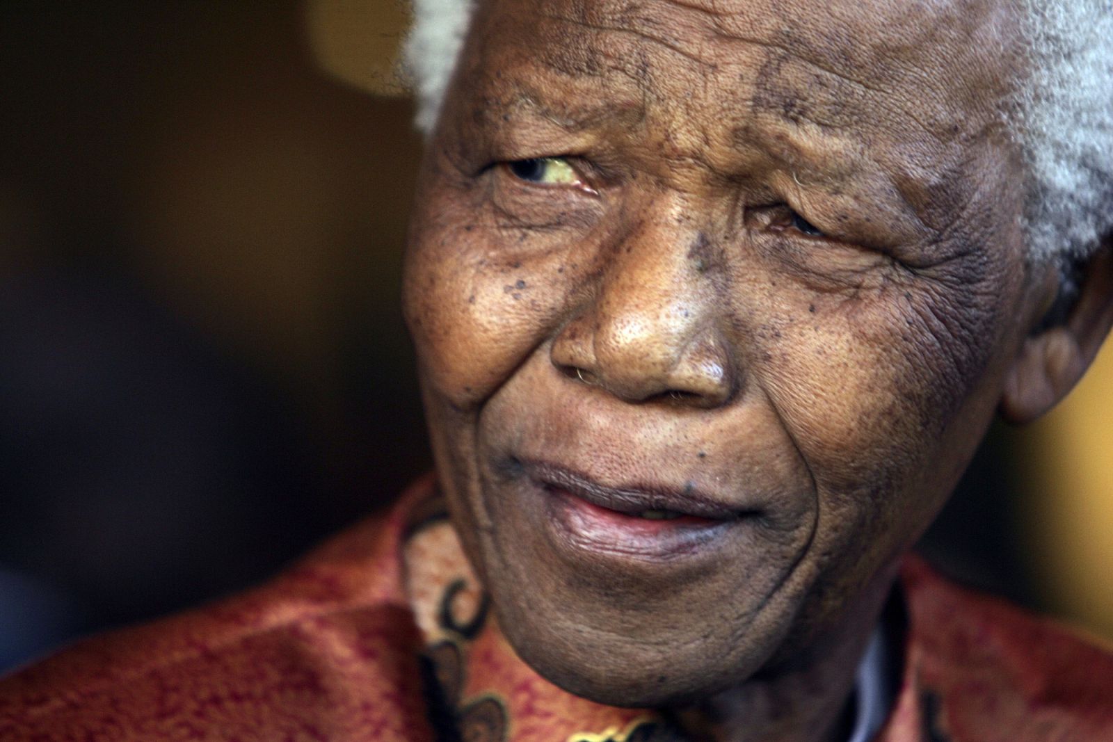 Nelson Mandela en una foto de archivo de 2004 cuando anunció su retirada de la vida pública en Johannesburgo.