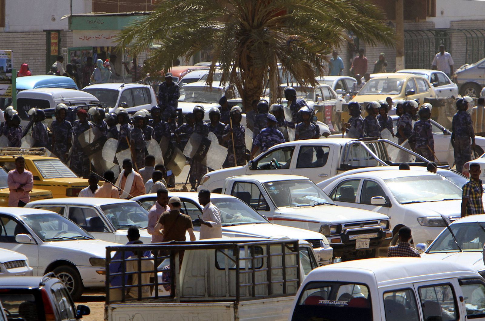 Policía armada en una de las principales calles de Jartum