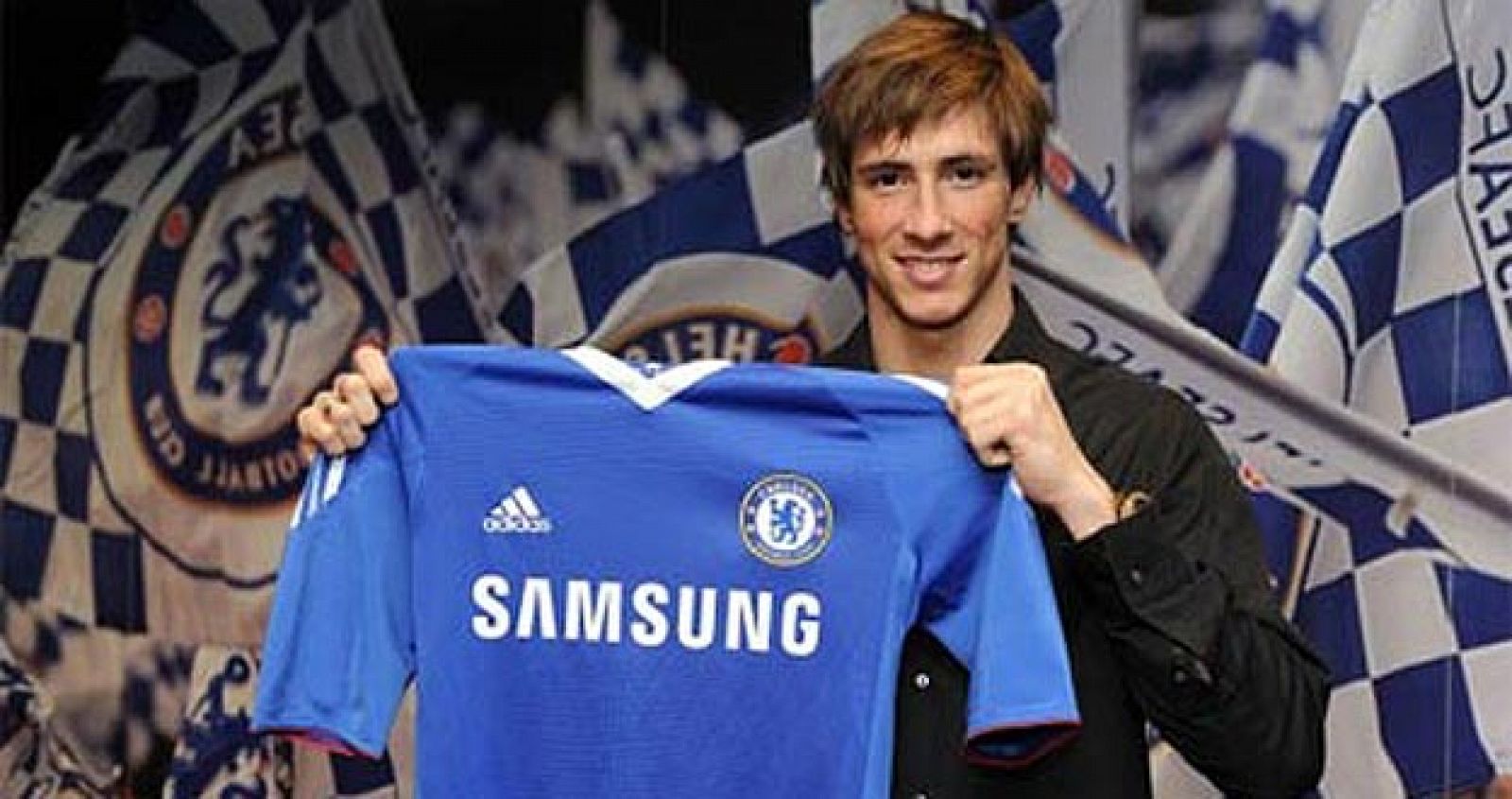 Fernando Torres posa con la camiseta de su nuevo equipo, el Chelsea.