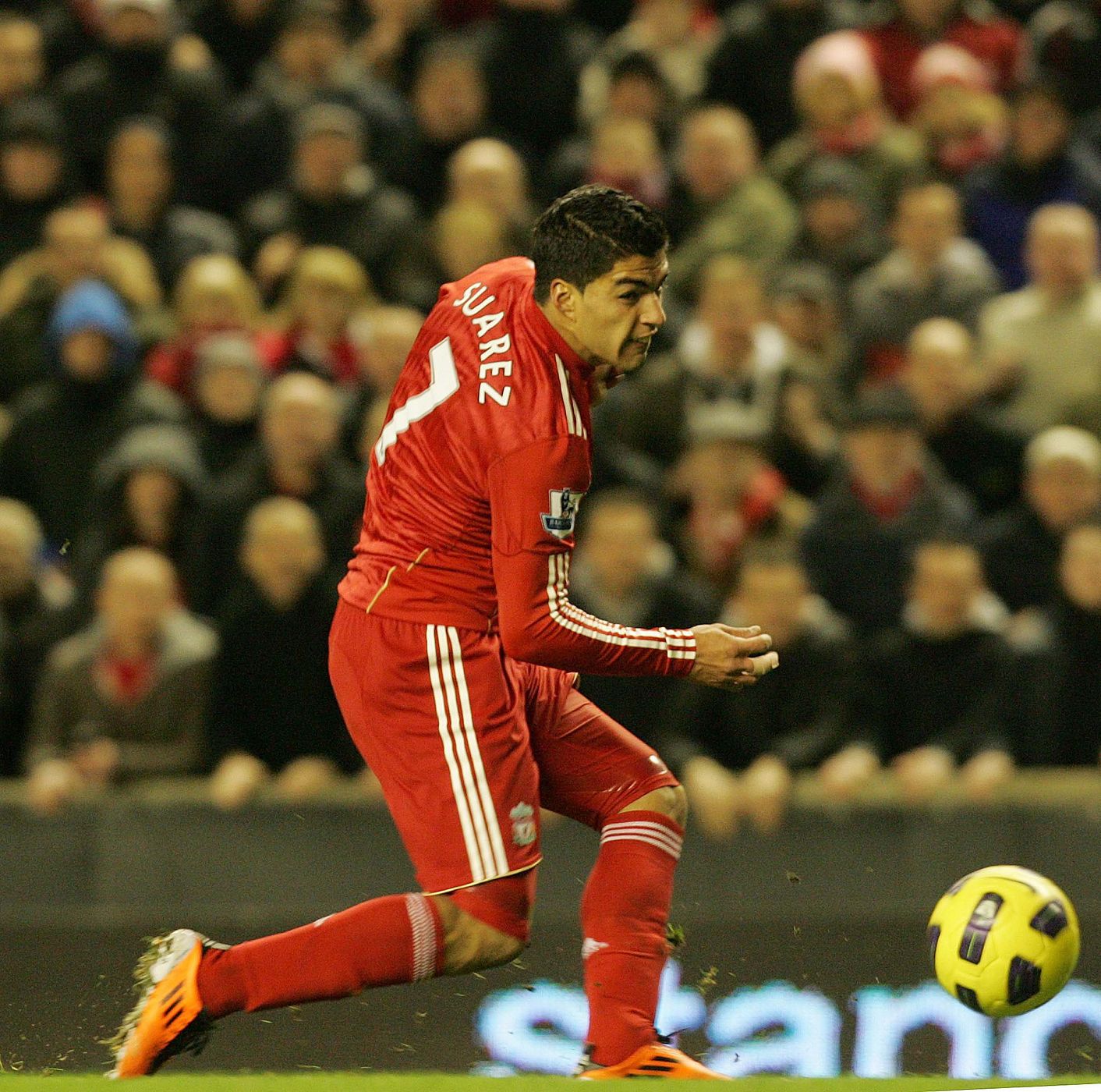 El nuevo jugador del Liverpool Luis Suárez anota un gol ante el Stoke.