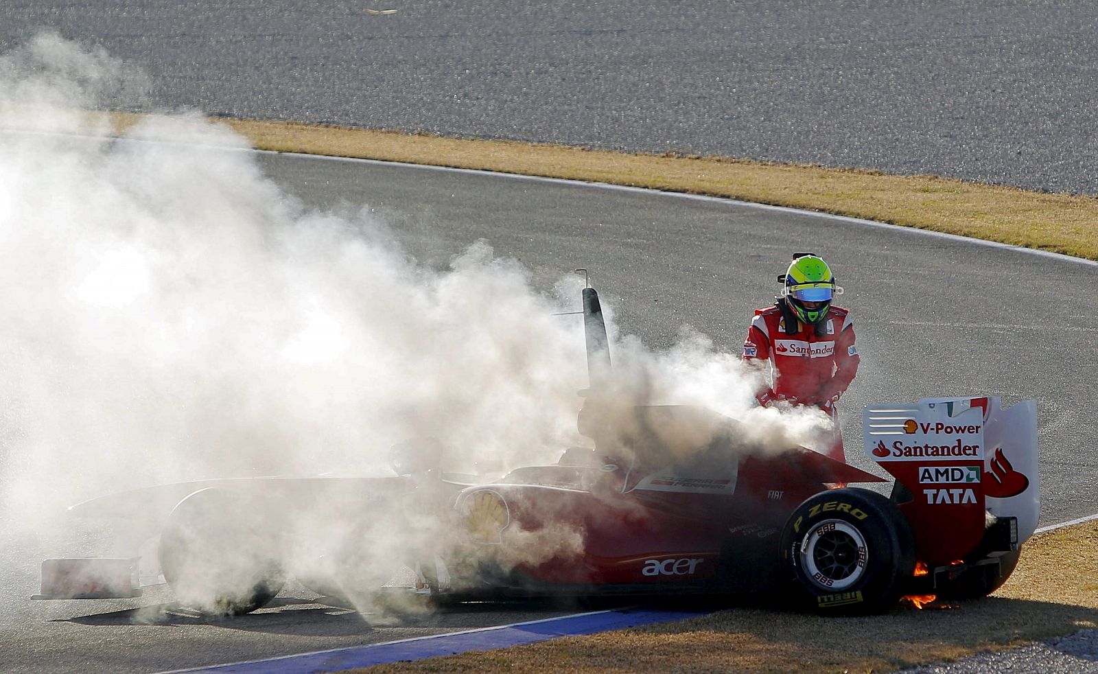 Felipe Massa contempla su coche tras prenderse fuego en la parte posterior durante los entrenamientos de Fórmula 1 en Cheste.