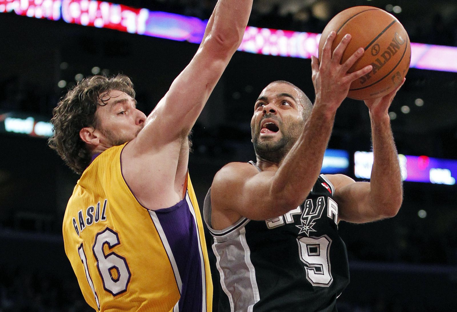 Pau Gasol, de los Angeles Lakers, intenta frenar al jugador de los San Antonio Spurs, Tony Parker.