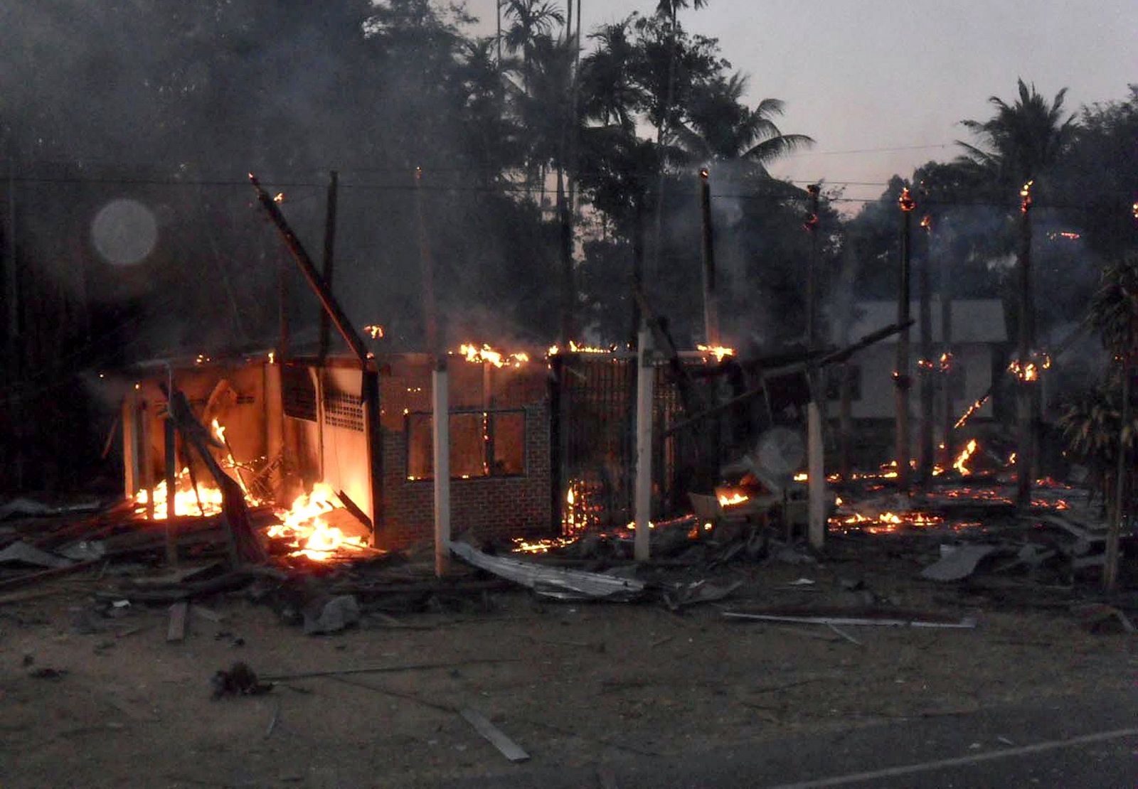 Una casa incendiada en una localidad próxima al templo Preah Vihear donde han tenido lugar los enfrentamientos entre Tailandia y Camboya.