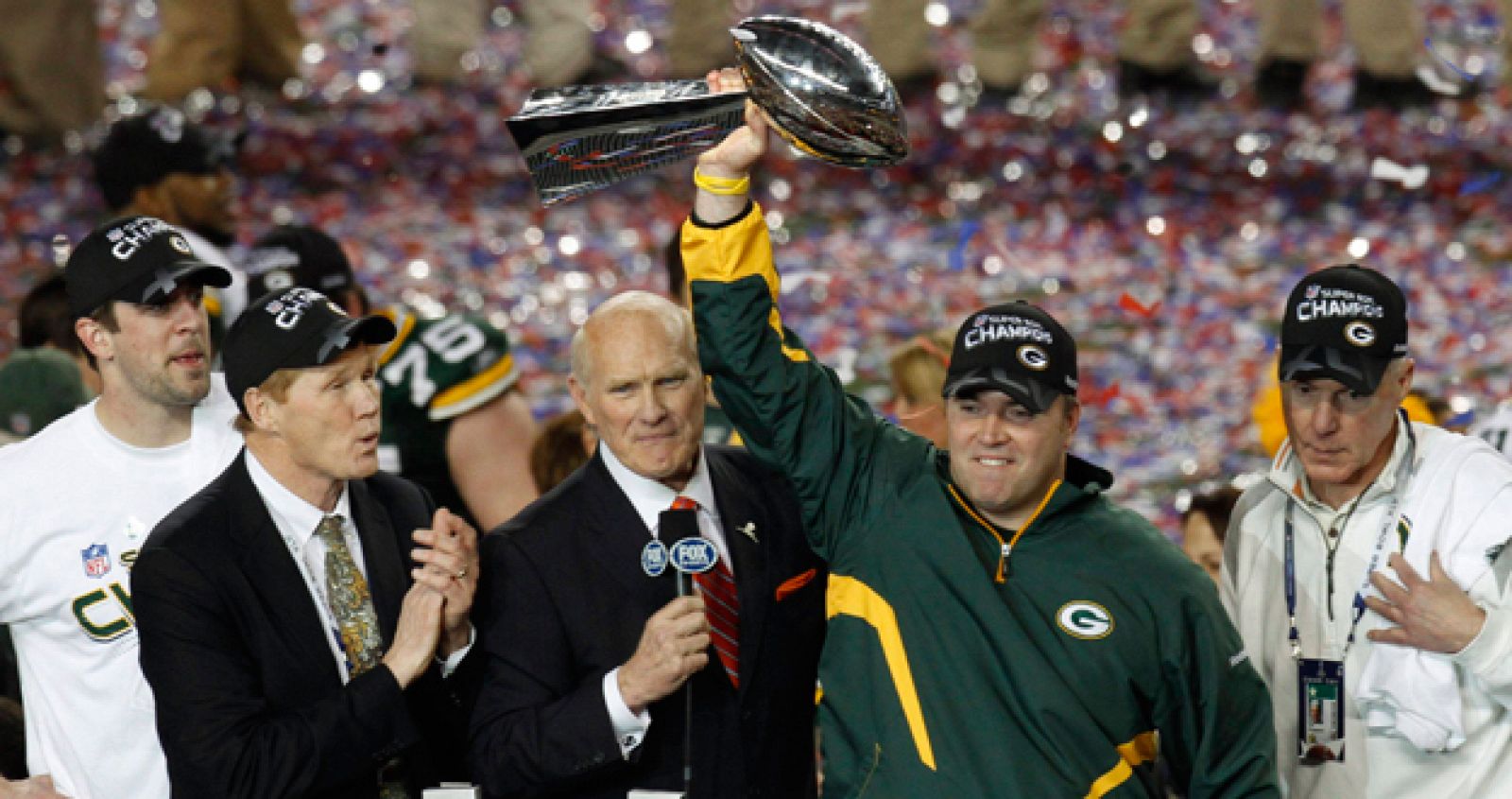 El entrenador de los Packers, Mike McCarthy, celebra con el quarterback Aaron Rogers  y el presidente Mark Murphy su triunfo ante los Pittsburgh Steelers en la final de la Super Bowl.