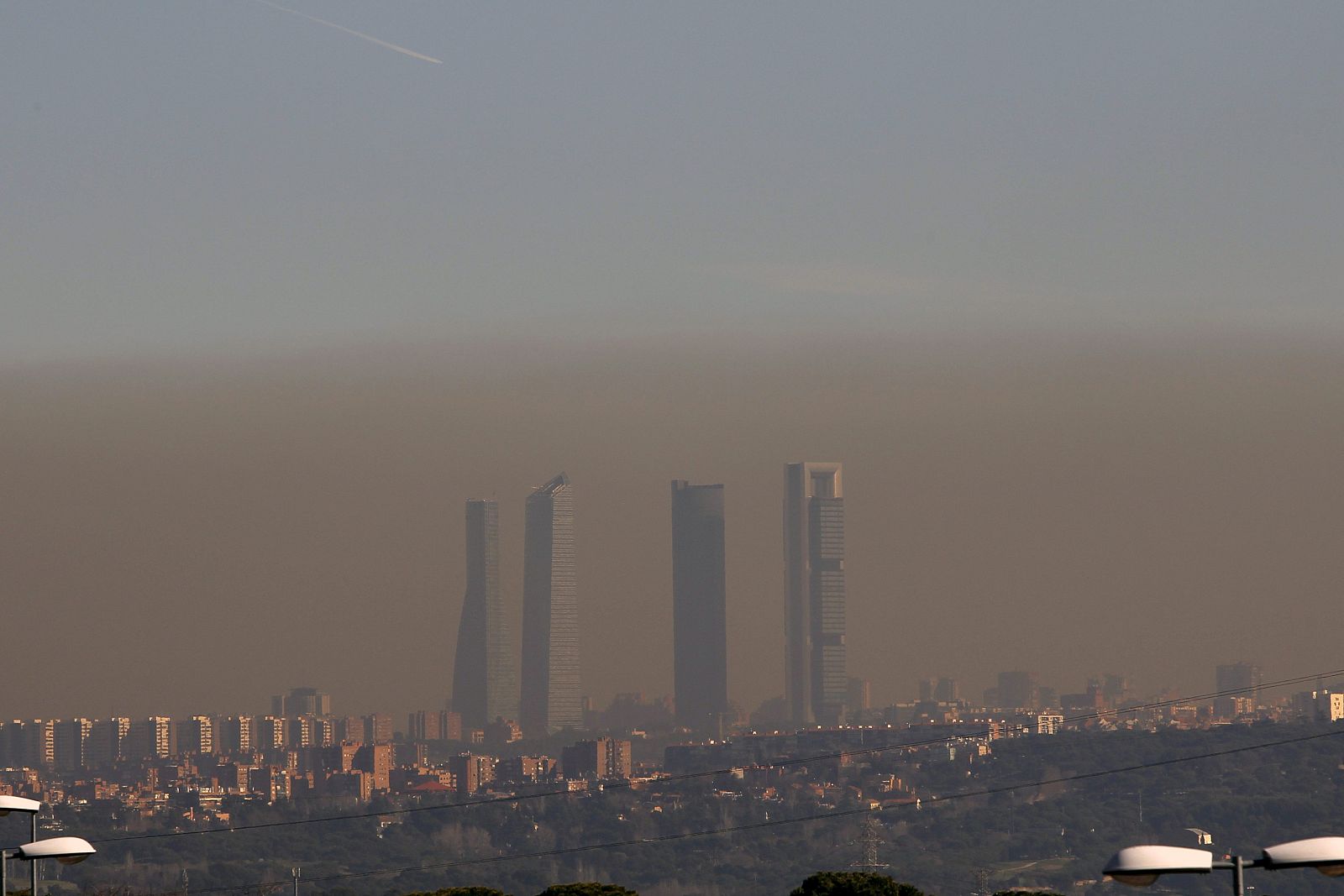 Imagen de archivo de la boina de contaminación en el cielo de Madrid