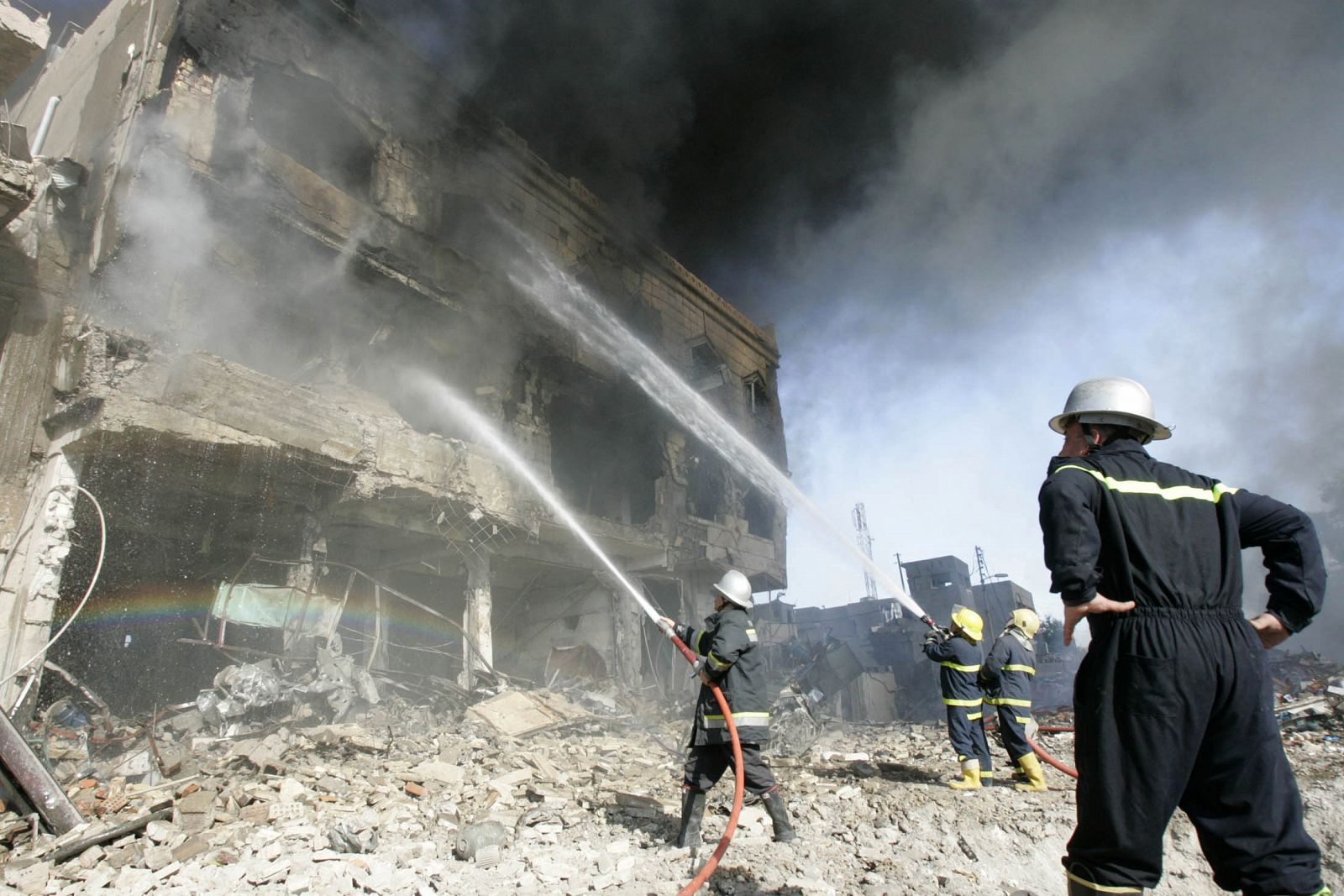 Los bomberos tratan de extinguir el fuego en un edificio tras la explosión de un coche bomba en Kirkuk