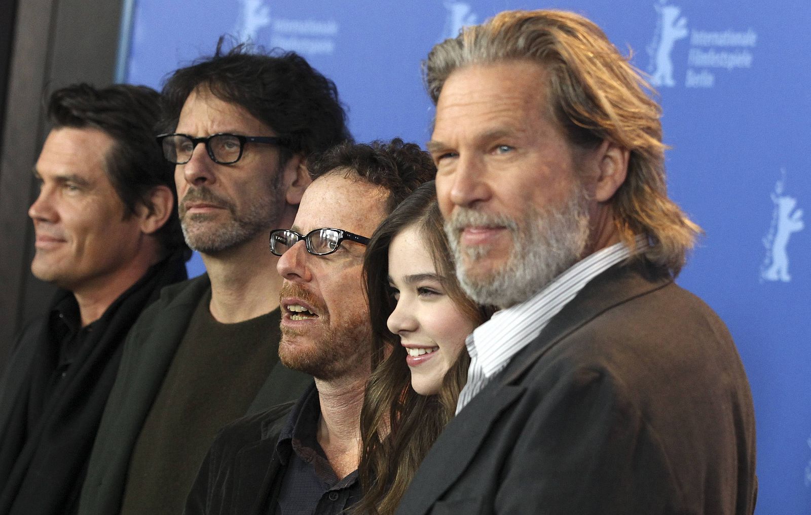 Josh Brolin, los directores Joel y Ethan Coen, Hailee Steinfeld y Jeff Bridges, posan en la presentación de 'Valor de ley' en la Berlinale.
