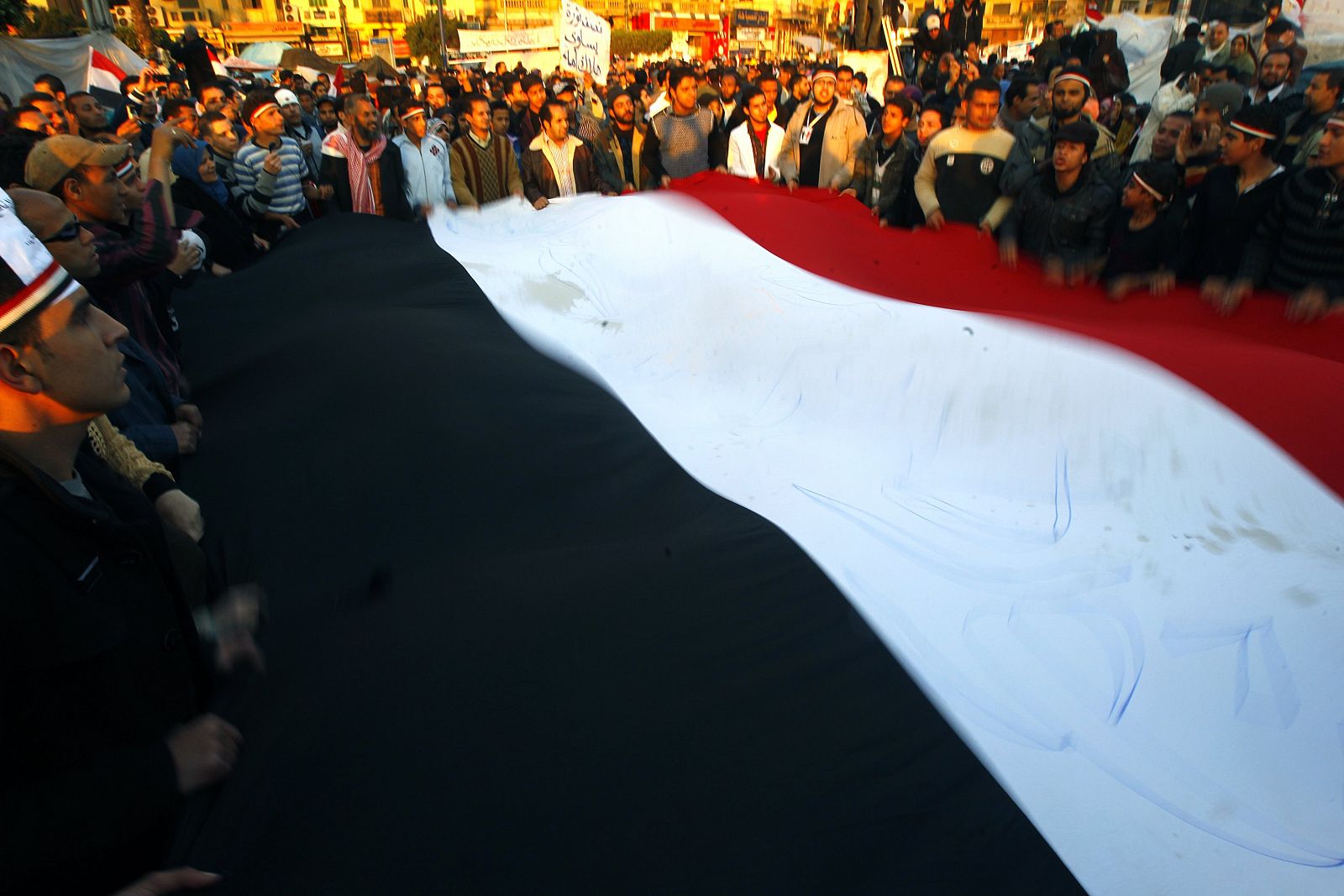Manifestantes celebran la noticia de la posible retirada de Mubarak en la plaza Tahrir.