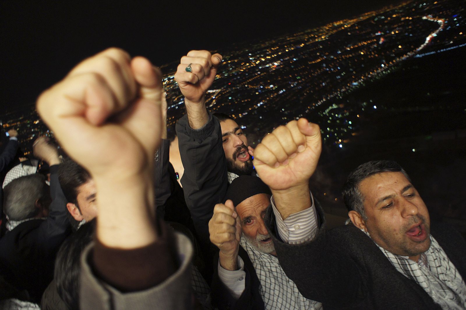 Miles de iraníes celebran el 32º aniversario de la Revolución Islámica rechazando la permanencia de Mubarak en el poder