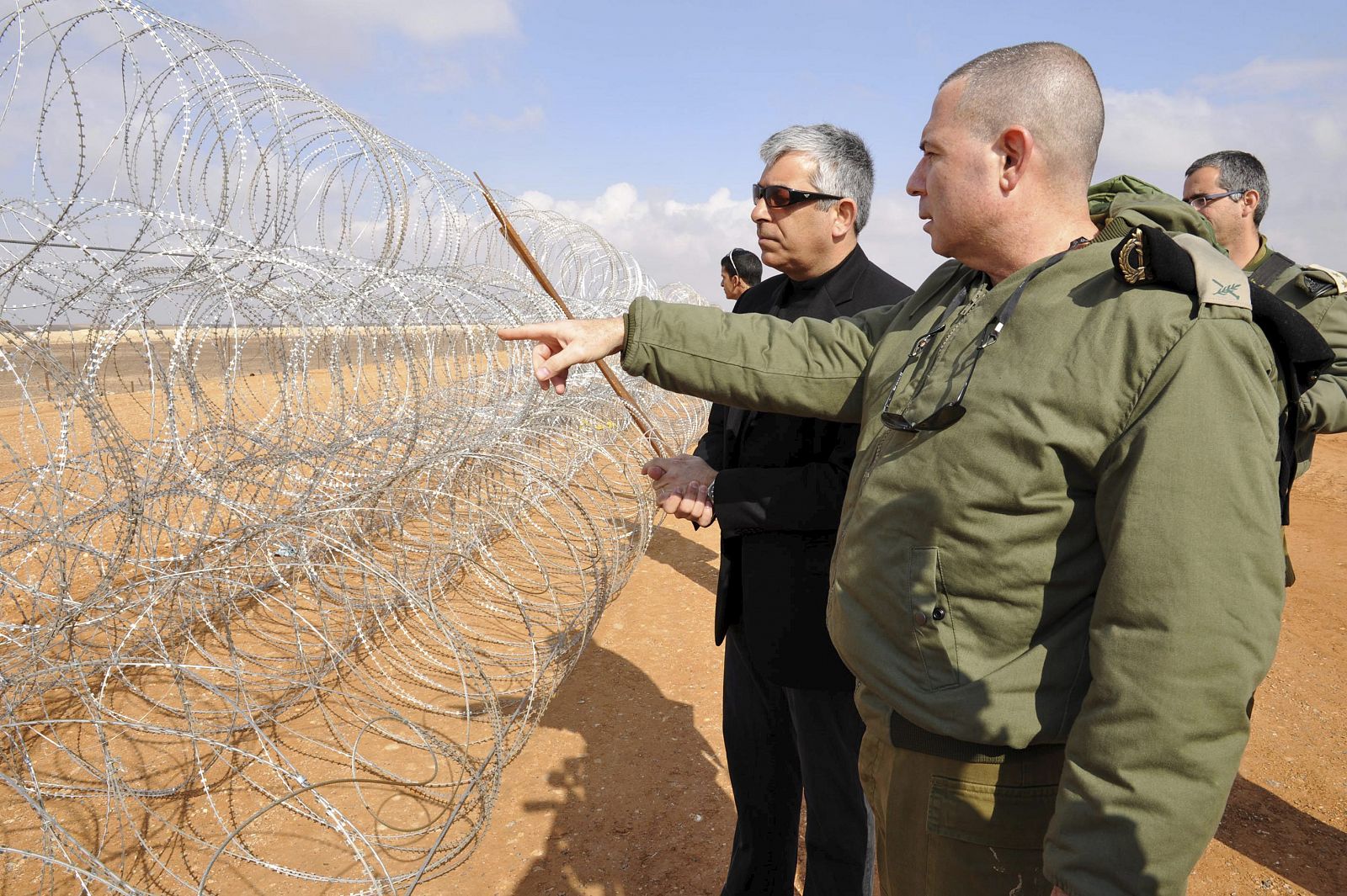 Israel ha acelerado la construcción de la valla para asegurar su frontera con Egipto, labor que espera concluir antes de lo previsto a la luz de las protestas en el país vecino, principal aliado en la zona