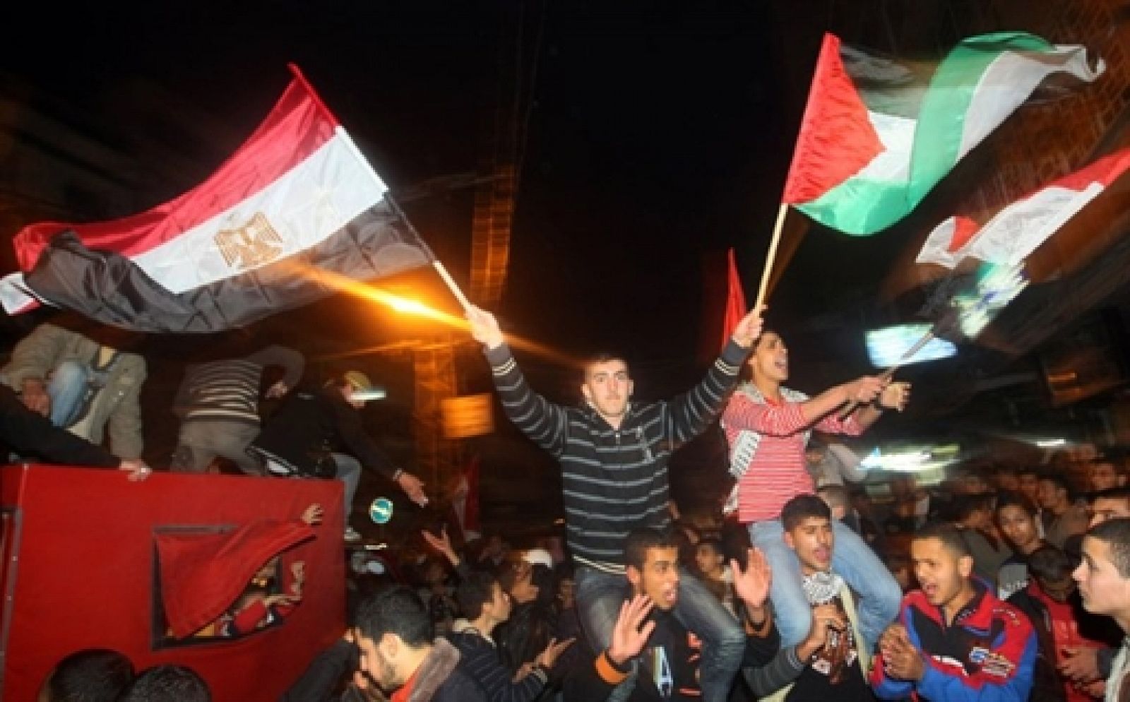 Jóvenes palestinos celebran en Gaza la marcha de Mubarak