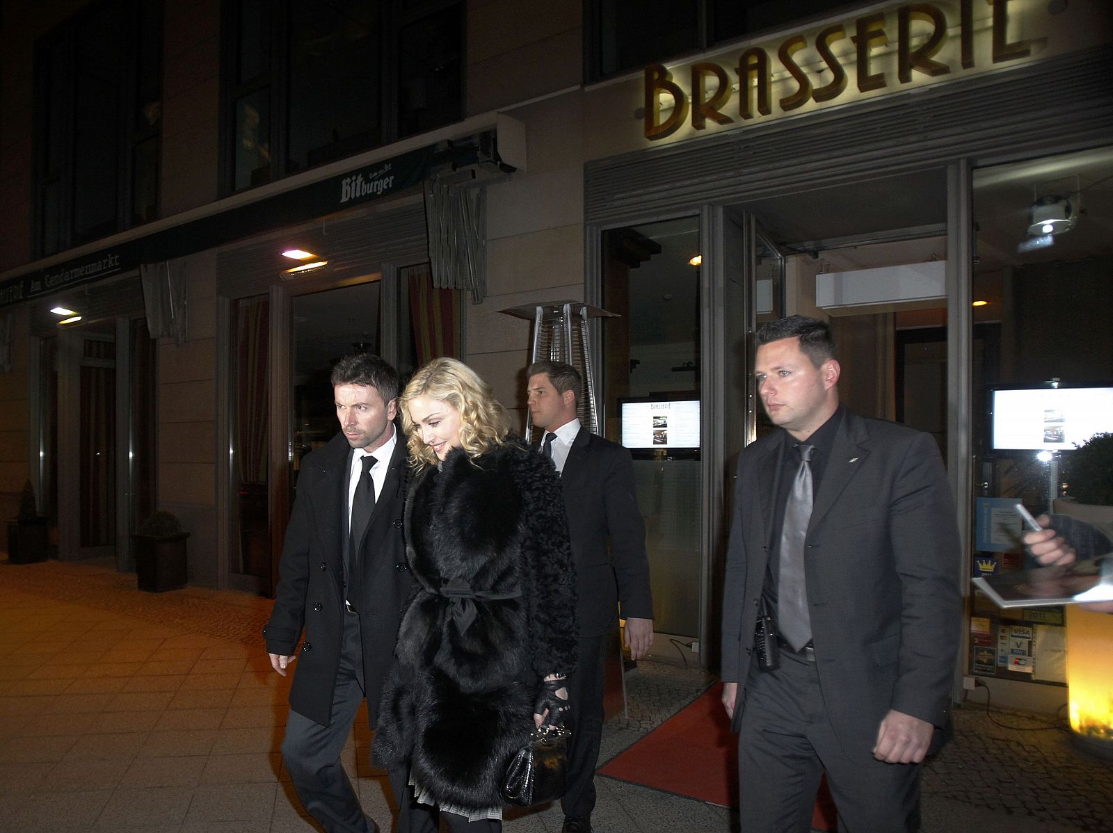 Madonna a la salida de un restaurante de Berlín.