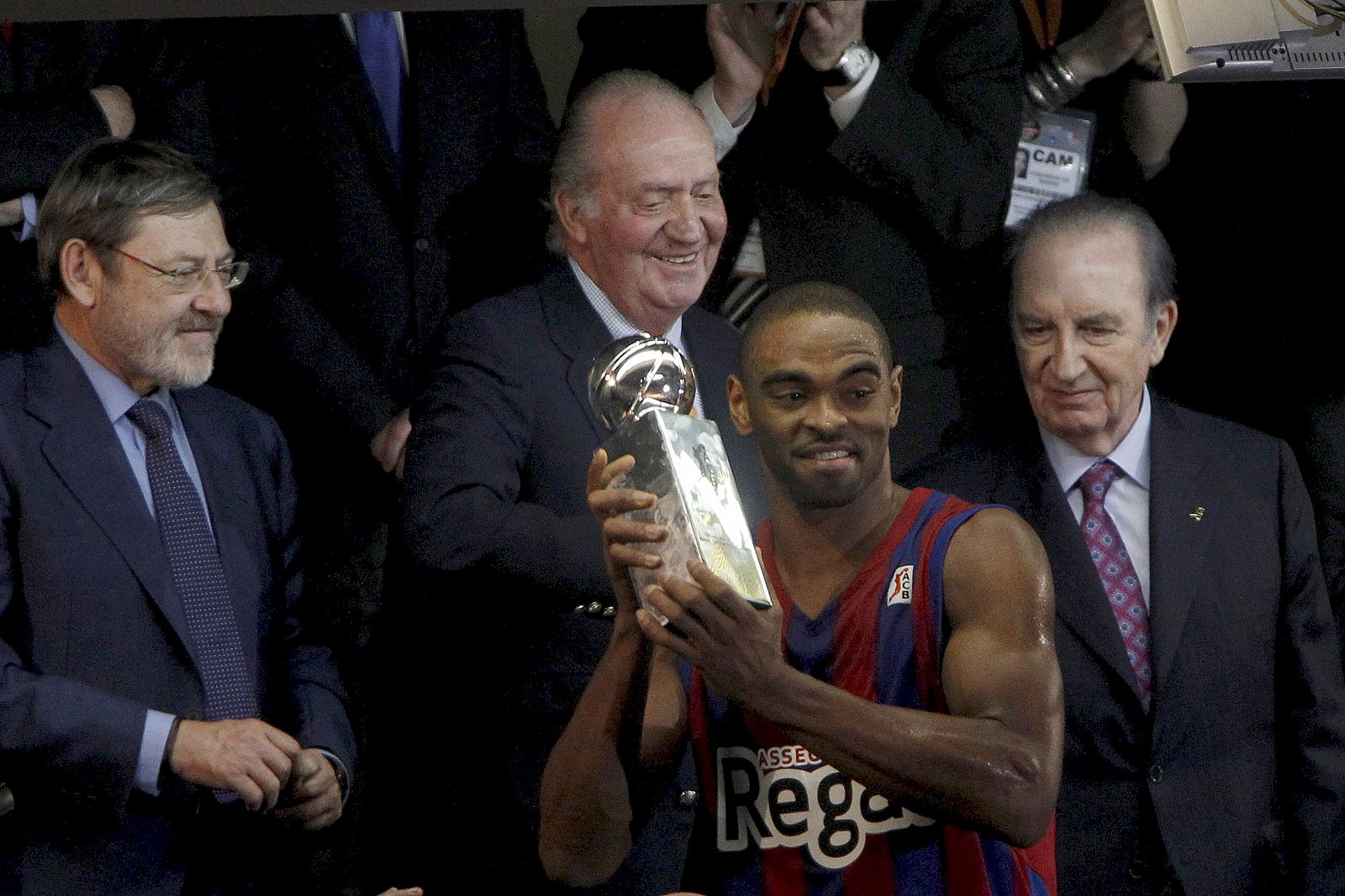 El rey Juan Carlos entrega al alero estadounidense del Regal FC Barcelona Alan Anderson el galardón al mejor jugador de la final.