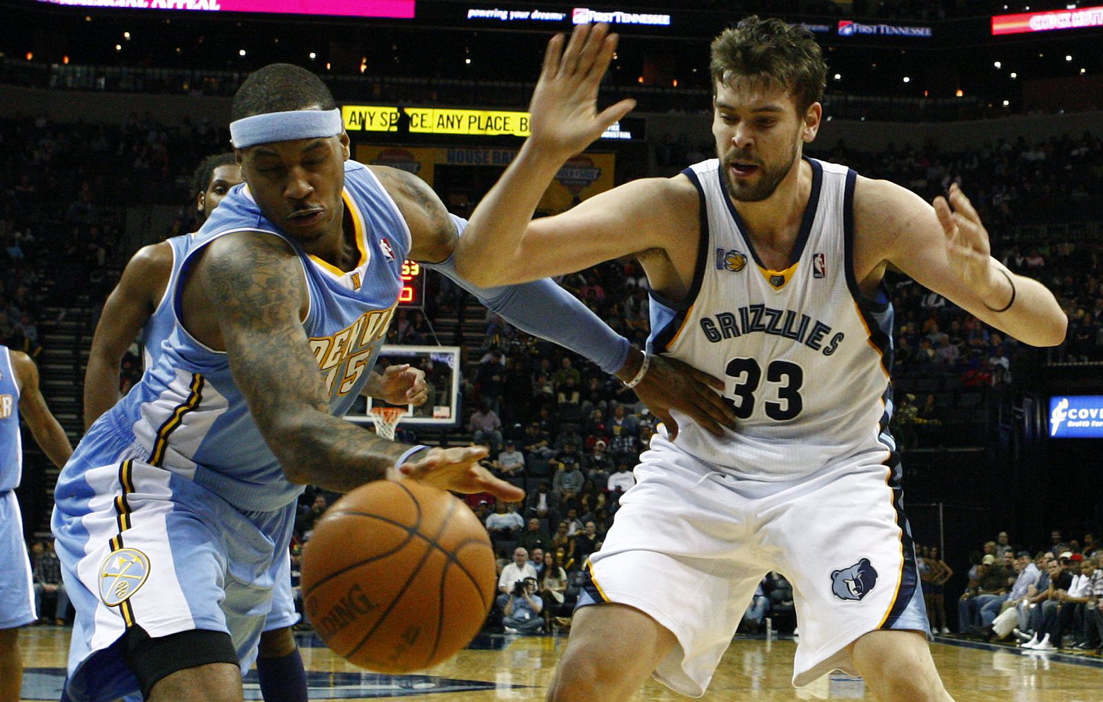 El jugador de los Nuggets de Denver Carmelo Anthony pierde el balón con Marc Gasol de los Grizzlies de Memphis.