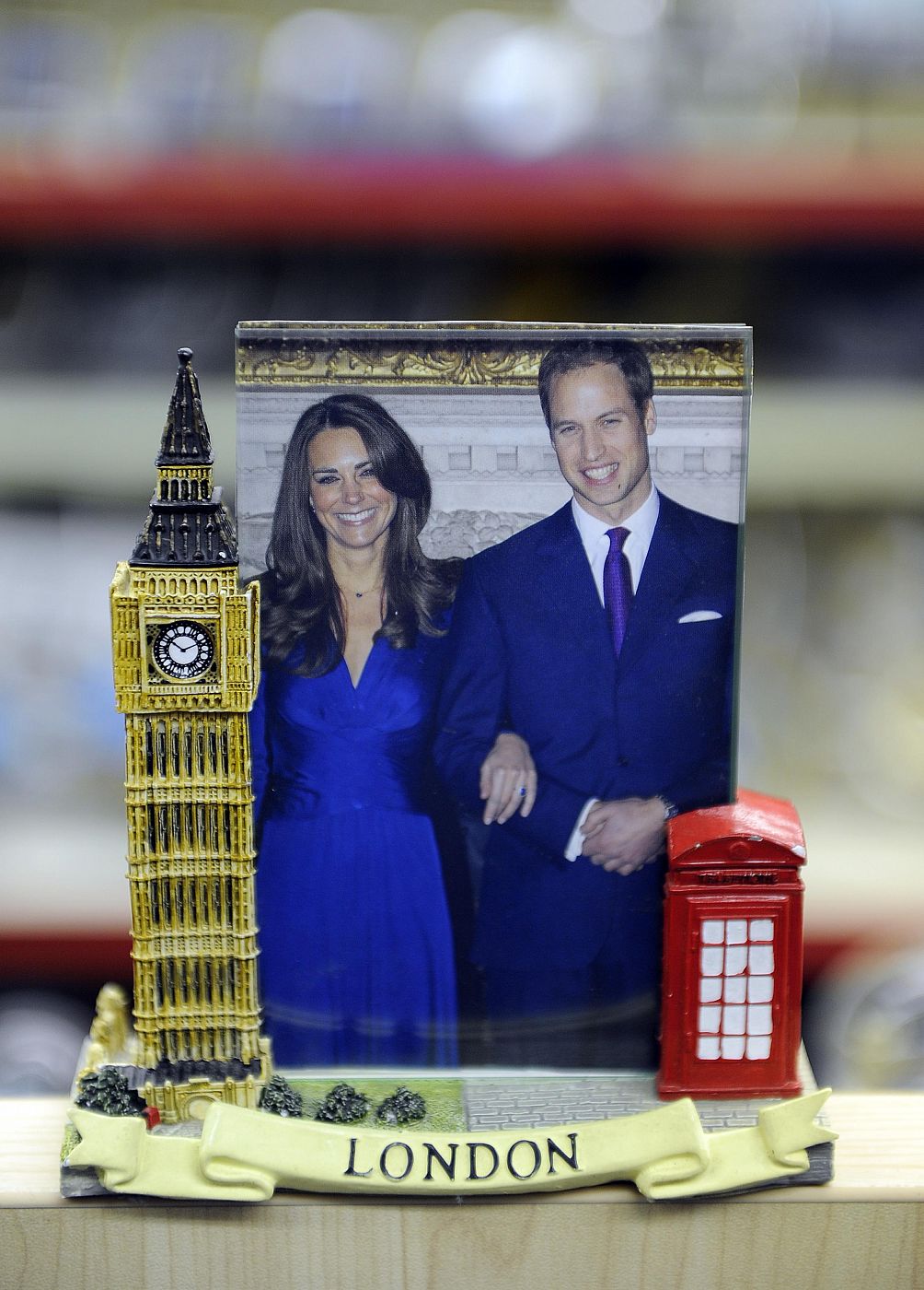 Marco con una foto del príncipe Guillermo de Inglaterra y su novia Kate Middleton que se vende como recuerdo en una tienda de Londres.