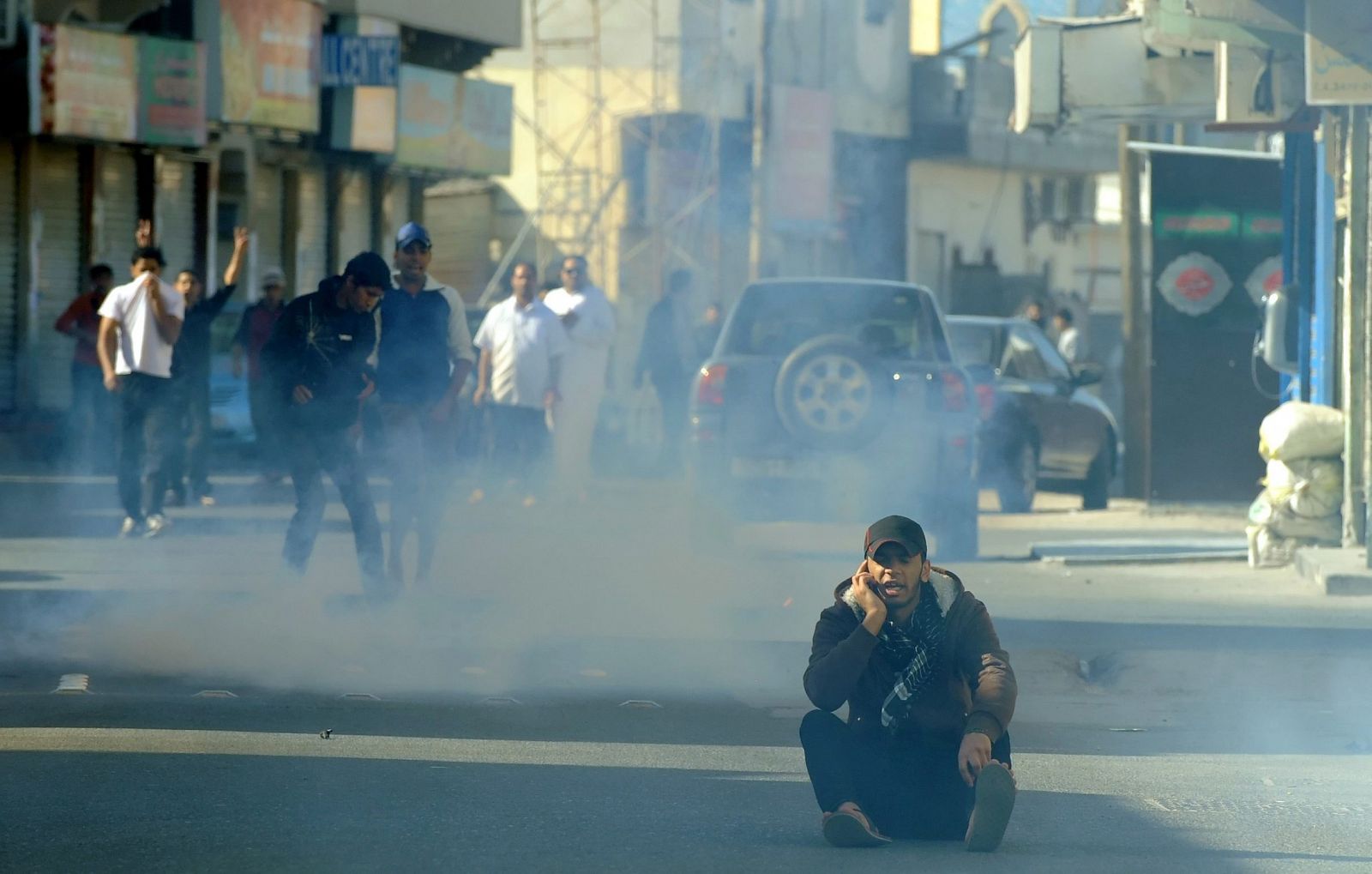 Un manifestante rehusa retirarse de la calle mientras la Policía lanza gases lacrimógenos en Duraz, a las afueras al norte de la capital de Bahréin, Manama.