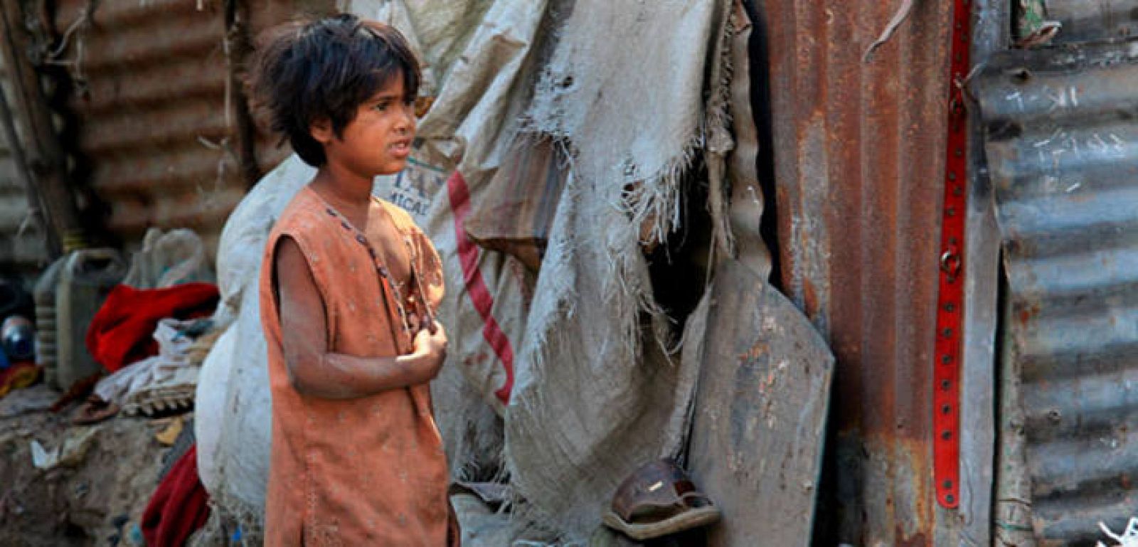 Un niño trapero indio llamado Jhuma Das espera a su madre cerca de un suburbio en la ciudad de Calcuta, en la India. Miles de personas, en su mayoría mujeres, recogen trapos y otros materiales de vertederos.