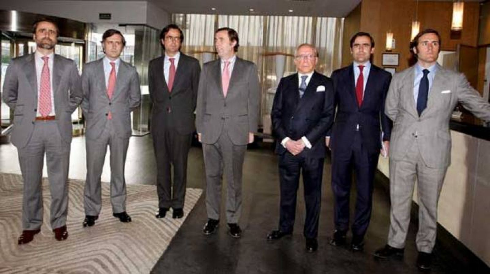 Ruiz-Mateos acompañado de seis de sus hijos en una foto de archivo