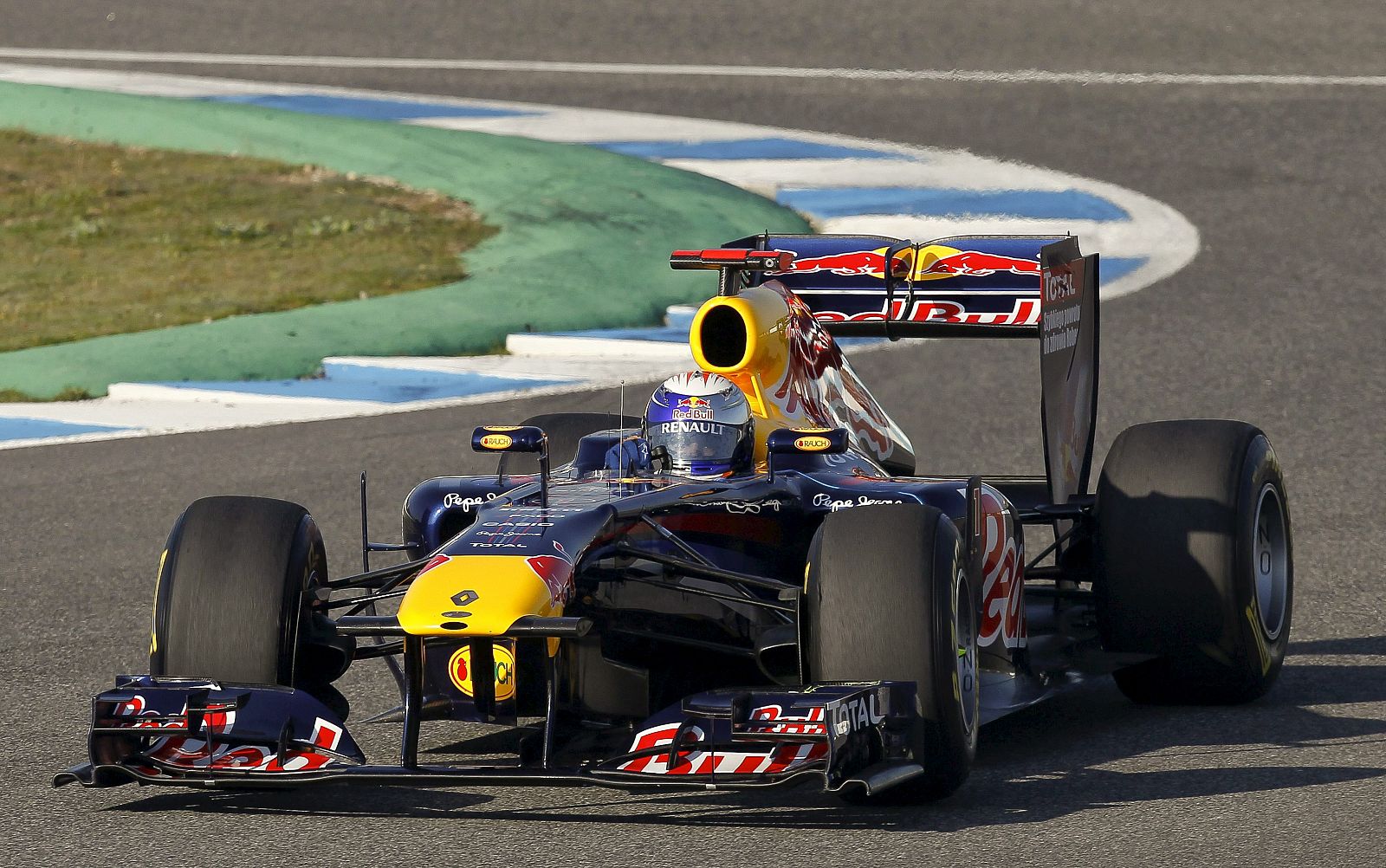 El piloto alemán de Red Bull, Sebastian Vettel, durante los entrenamientos en Montmeló.