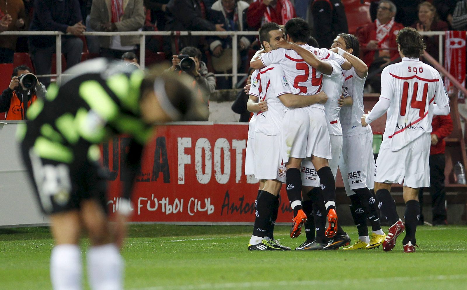 Varios jugadores del Sevilla celebran el gol que ha marcado su compañero croata Ivan Rakitic al Hércules