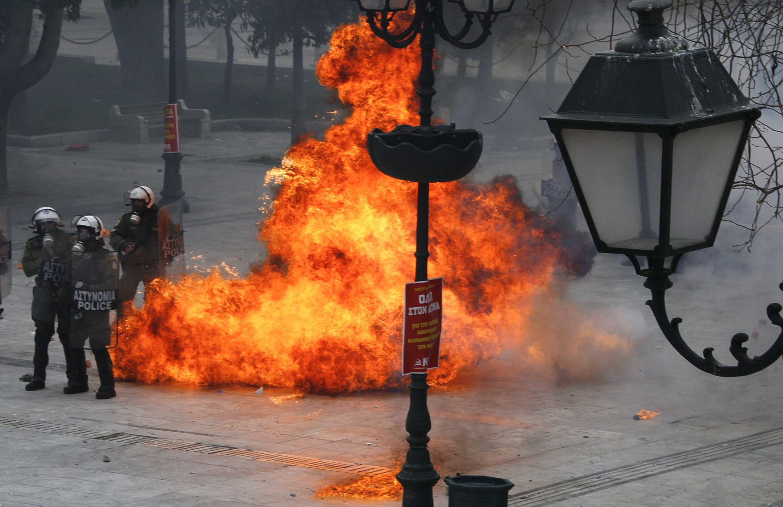 Un cóctel molotov explota cerca de la Policía en frente del Parlamento