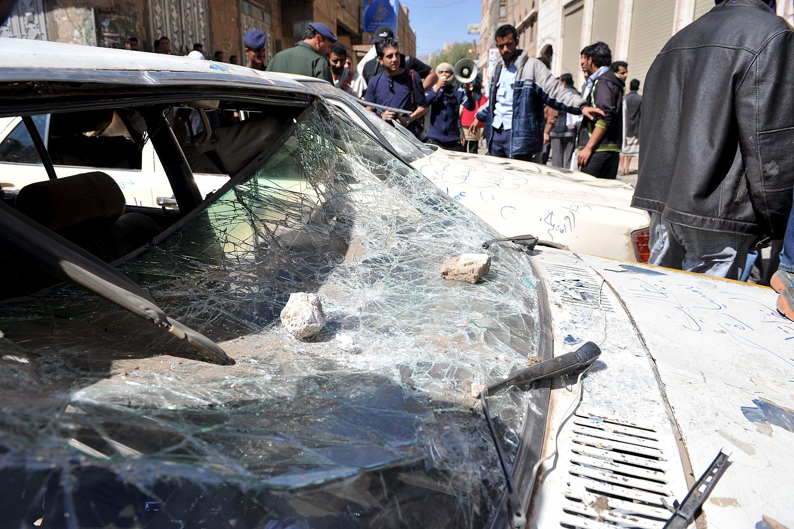 Un coche destrozado en las protestas del martes en Saná, la capital de Yemen