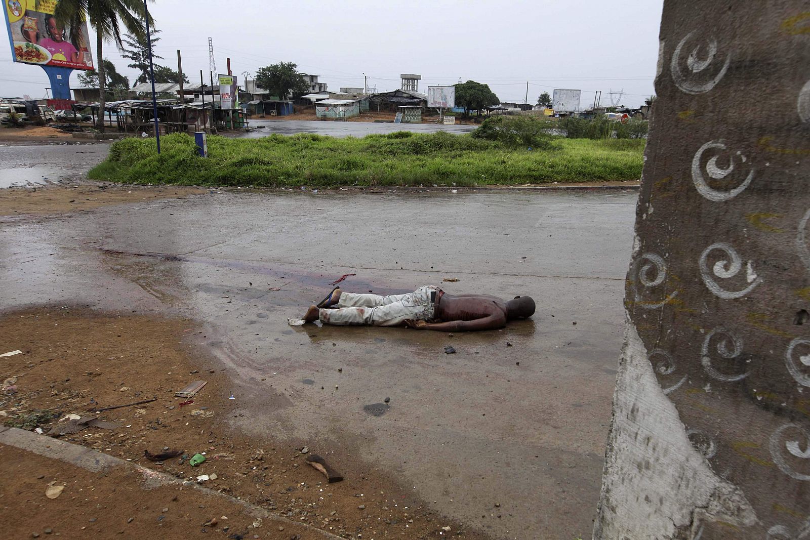 Cuerpo de un hombre muerto tras los enfrentamientos en el barrio de Abobo, en la capital de Costa de Marfil, Abidjan
