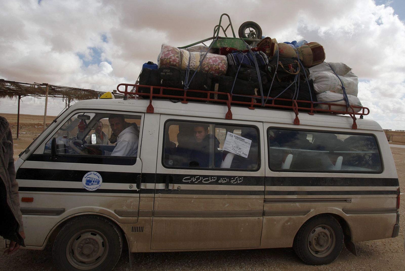 Un grupo de trabajadores egipcios se preparan para abandonar Libia en la ciudad de Al Marj.