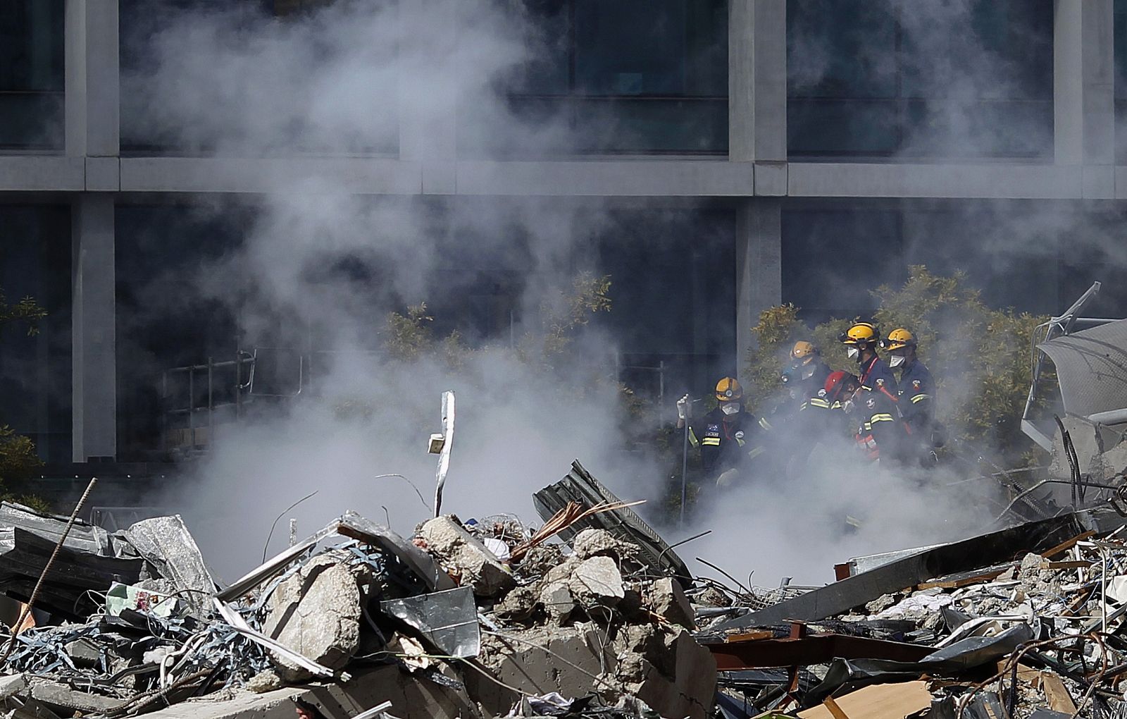 Equipos de rescate de Christchurch, Nueva Zelanda, trabajan en el edificio de la cadena CTV donde podría haber atrapados hasta 120 personas
