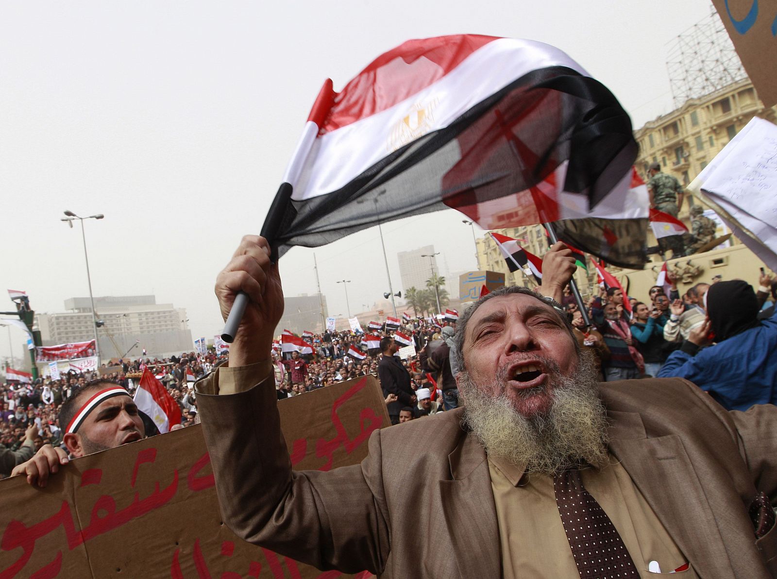 Un hombre ondea una bandera egipcia en la concentración en la plaza Tahrir.