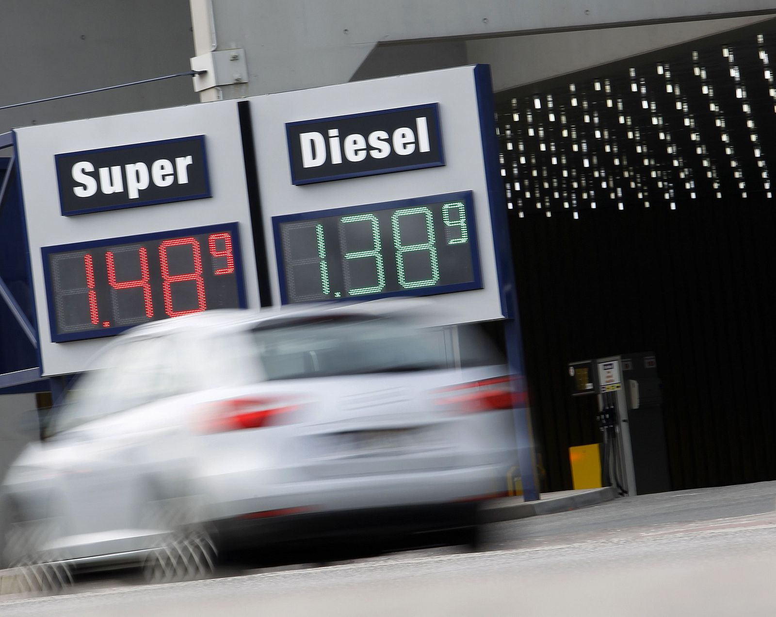 Un coche pasa junto a una gasolinera en Hamburgo, Alemania