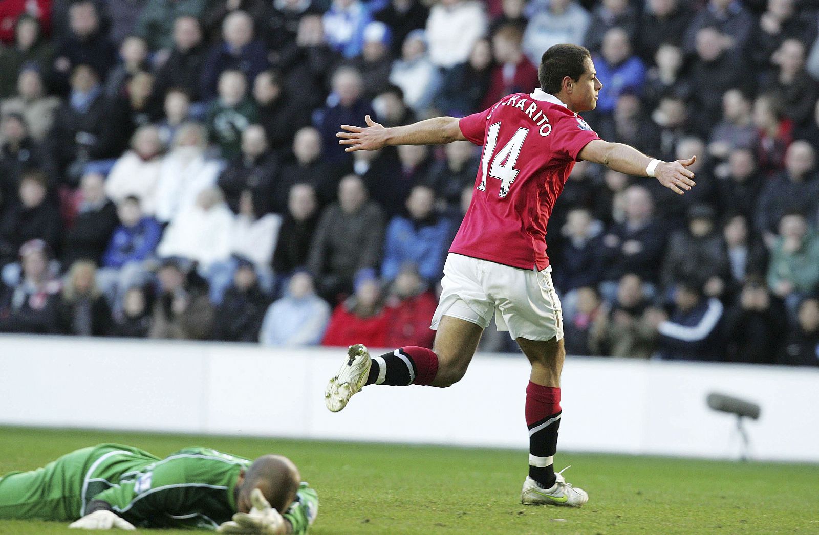 El mexicano Javier Hernández del Manchester United celebra tras marcar el 0-2 frente al Wigan.