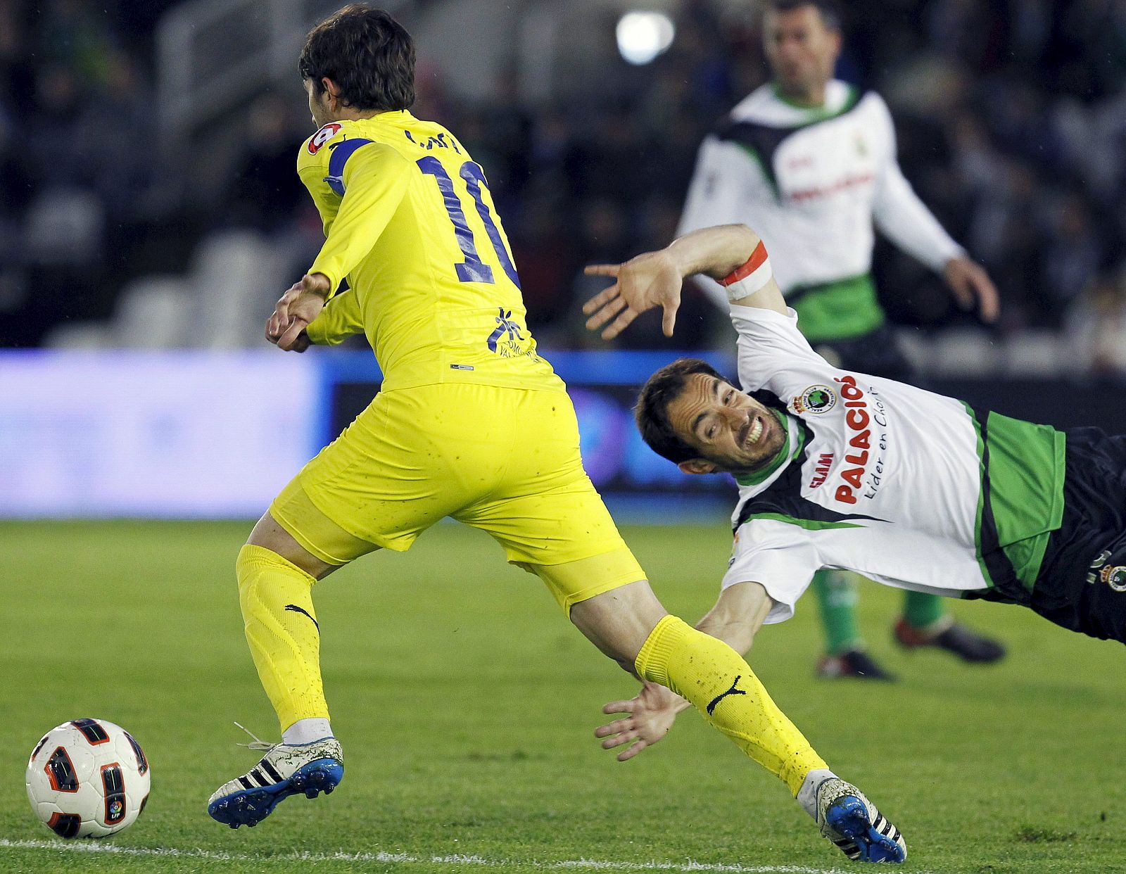 Pedro Munitis cae ante el centrocampista del Villarreal Rubén Gracia "Cani".